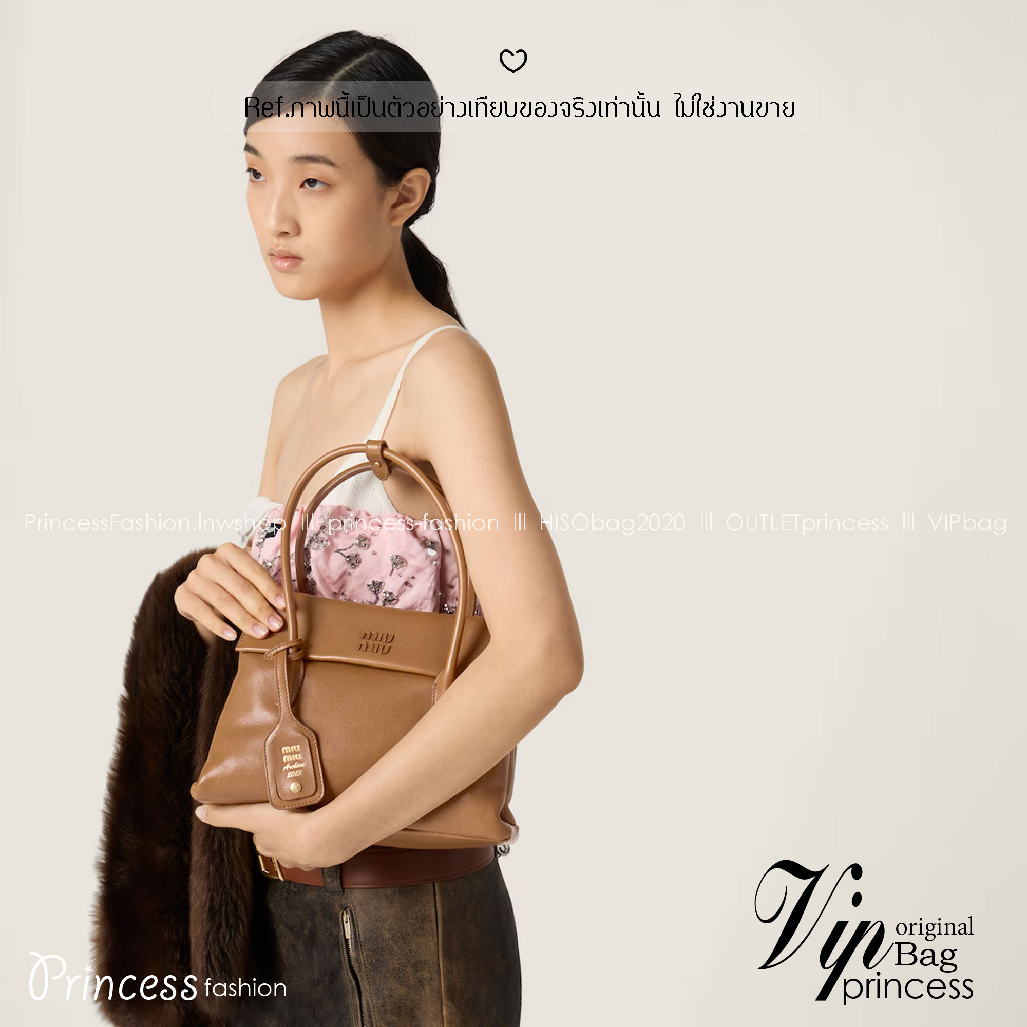 ORI หนังแท้ | Miu Miu Solitaire leather bag กระเป๋าสะพายทรงโท้ทโฮโบ เรียบง่าย เรียบหรูดูลัคชูสุดๆ สวยก่อนใครกับคอลใหม่ล่าสุดตัวแม่ตัวมัมไม่ควรพลาด จะของได้เยอะ ขนาดสะพายกำลังสวย สะพายไปทำงาน ไปเรียน ไปเที่ยวได้หมด ครบจบในใบเดียว