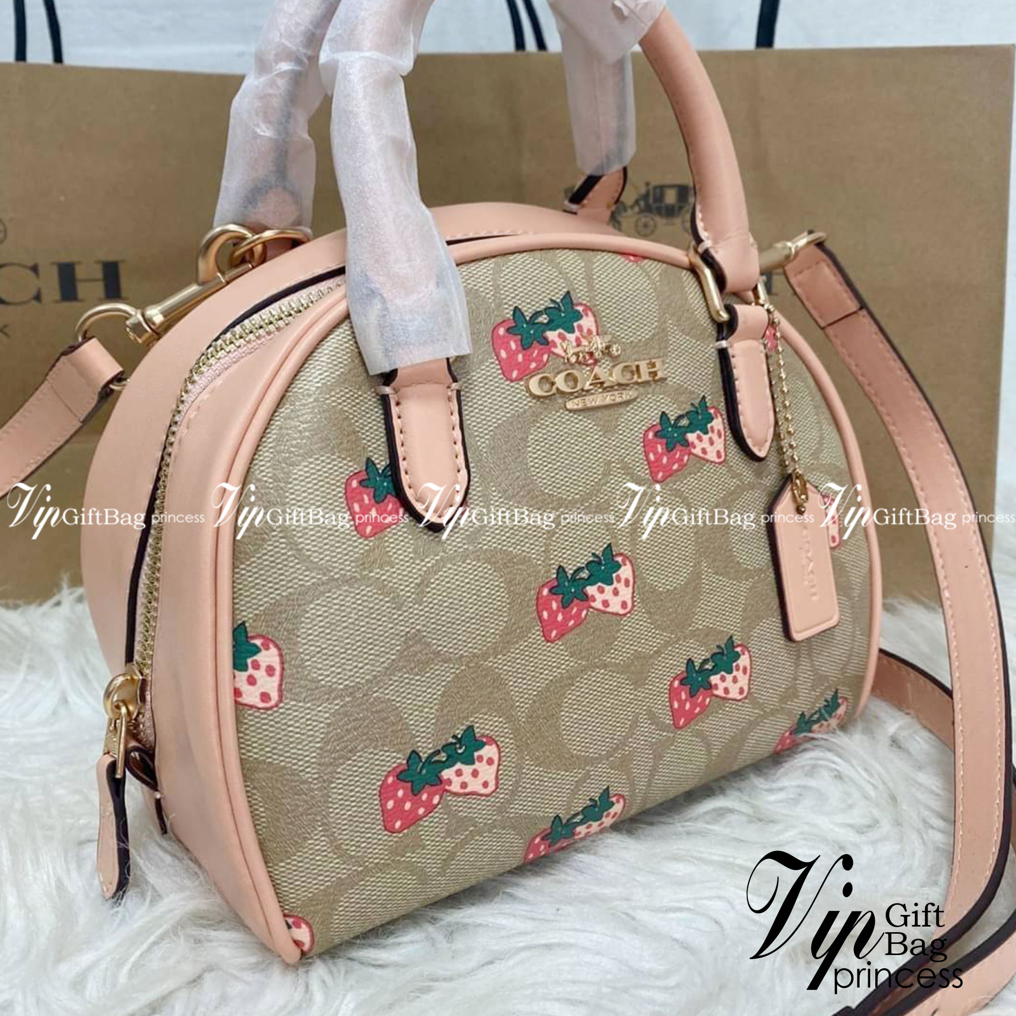 COACH SYDNEY SATCHEL BAG CA202 CA591 CB596 ใหม่ล่าสุด กับคอลที่สาวๆต้องหลงรัก กระเป๋าสะพายทรง satchel ที่มีรูปทรงดึงดูดสายตา สวยแรกเห็น วัสดุหนัง crossgrain พร้อมหูจับในตัว เปิด-ปิดด้วยซิป ภายในโล่งกว้าง ขนาดกำลังดี มีสายครอสให้ ปรับได้ตามชอบ ใบจริงลูกคุณ