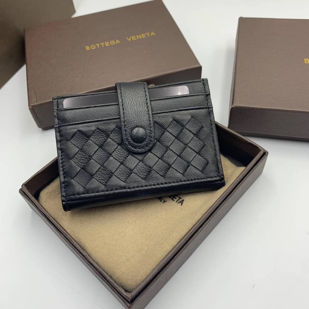 หนังแท้ BOTTEGA VENETA CARD HOLDER BI-FOLD / BV Card Holder พร้อมส่งที่ไทย กระเป๋าใส่บัตร 2 พับ รุ่นคลาสสิกที่หยิบมาใช้งานได้บ่อยที่สุด งานหนังลูกวัวแท้ทั้งใบ ใช้ทนทานได้นาน ใช้ทนทานได้นานภาพสินค้าถ่ายจากงานขายจริง ใช้งานต่างประเทศได้ค่ะ