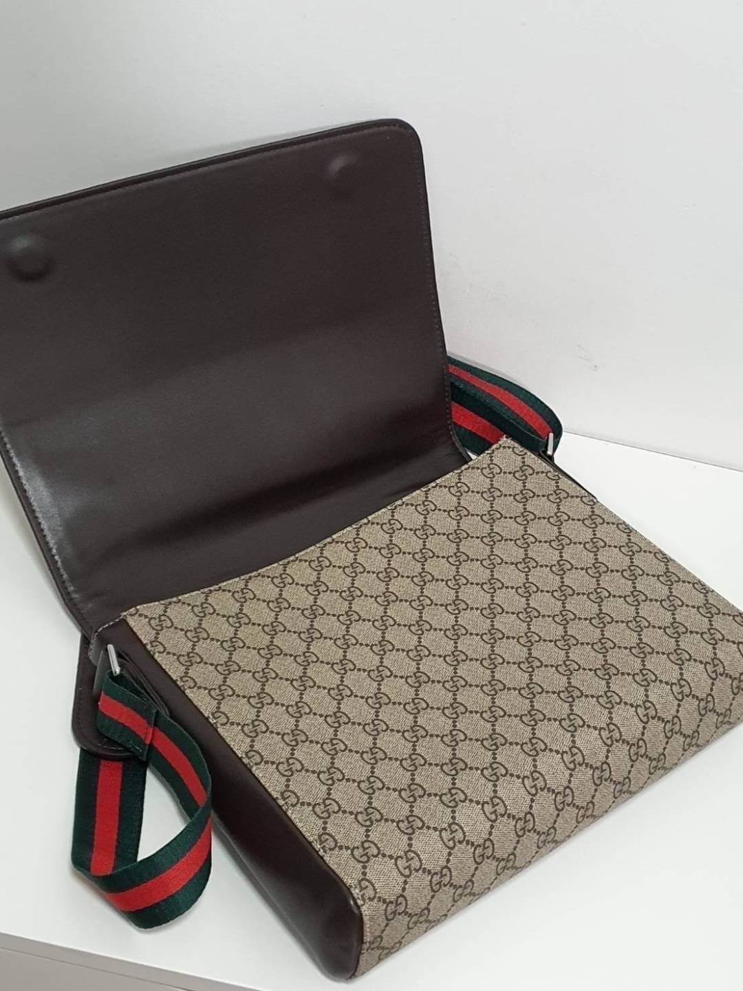 GUCCI VINTAGE MASSENGER BAG ใบใหญ่ ลายแบรนด์ตัดขอบ ทรงสุดฮิต ดีไซน์สวยตัวกระเป๋าอยู่ทรง