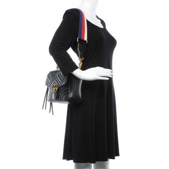 VIP GUCCI GG MARMONT TOP HANDLE SHOULDER BAG / BOLSA GG MATELASSE กระเป๋าถือ กระเป๋าสะพาย คอลเลคชั่นสุดหรู มาพร้อมสายสปอร์ตสะพายยาว สามารถปรับระดับได้ ถอดได้ เป็นอีกรุ่นที่โดดเด่นมากๆ การใช้งานคล้องตัวสุดๆ โดดเด่นด้วยโลโก้ GG ขนาดใหญ่เป็นเอกลักษณ์