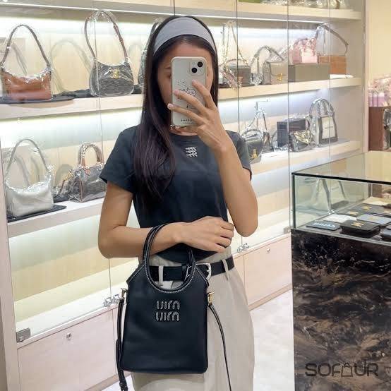MIU MIU IVY leather handbag / Miu Miu ivy mini tote กระเป๋าสไตล์คลาสสิก มาในดีไซน์เรียบแต่โก้ ให้ลุคที่ดูเท่มั่นใจ สามารถถือและสะพายได้ จุดเด่น ที่โลโก้หนังตัวนูน ที่เสริมให้กระเป๋าดูแฟชั่นและทันสมัย