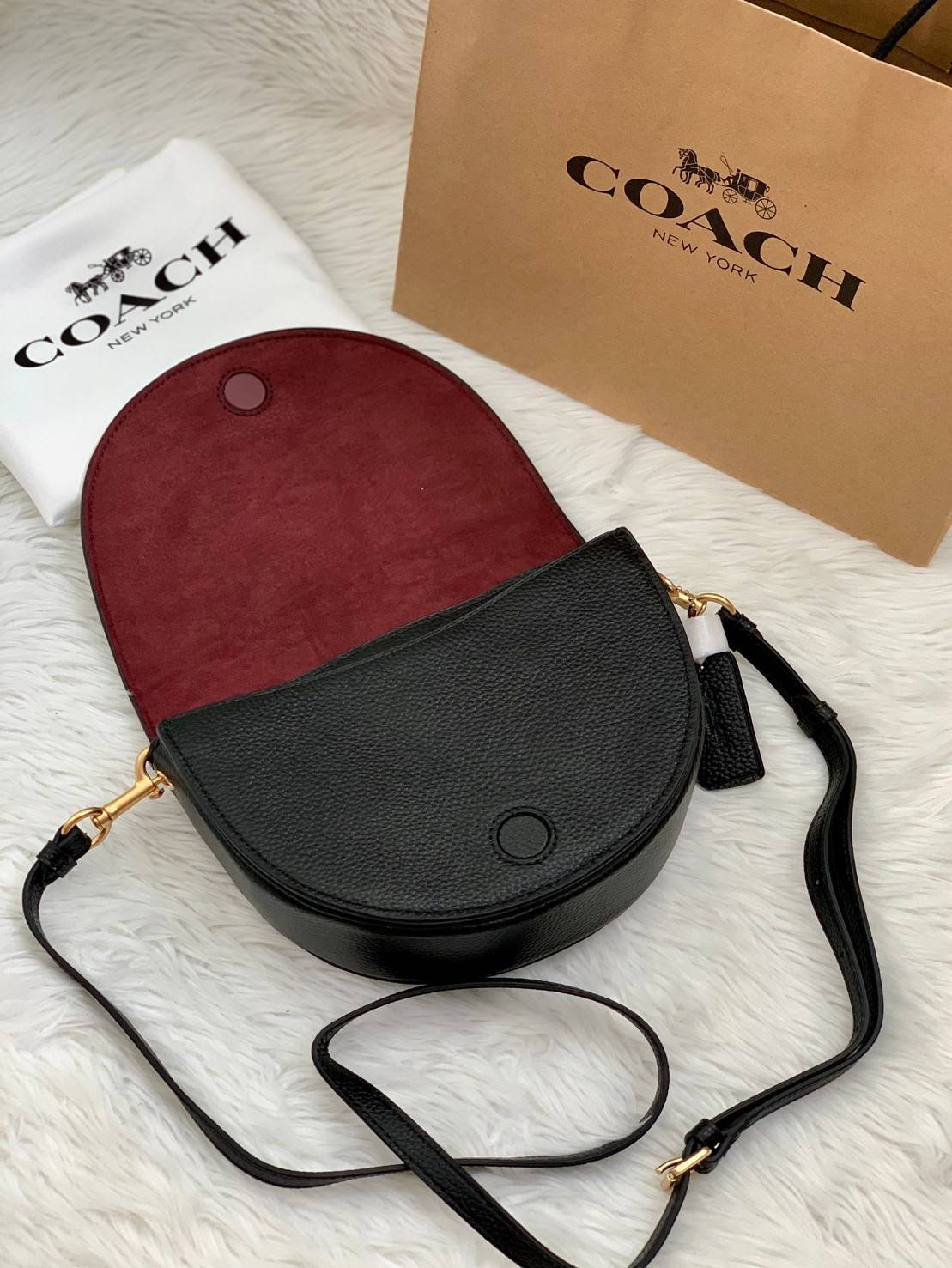พร้อมส่งที่ไทยครบทั้ง6สีค่ะ 😘 Coach Ellen Crossbody In Signature ((C1432)) กระเป๋าทรงฮาฟมูนรูปทรงคลาสสิก ออกแบบให้มีลักษณะโค้งมน ไม่ดูเป็นทรงแข็งจนเกินไป ดีไซน์และสีของกระเป๋ายังเรียบง่าย เข้าได้กับทุกชุด สะพายครอสบอดี้ร์//สะพายข้าง หรือถือแบบคลัท