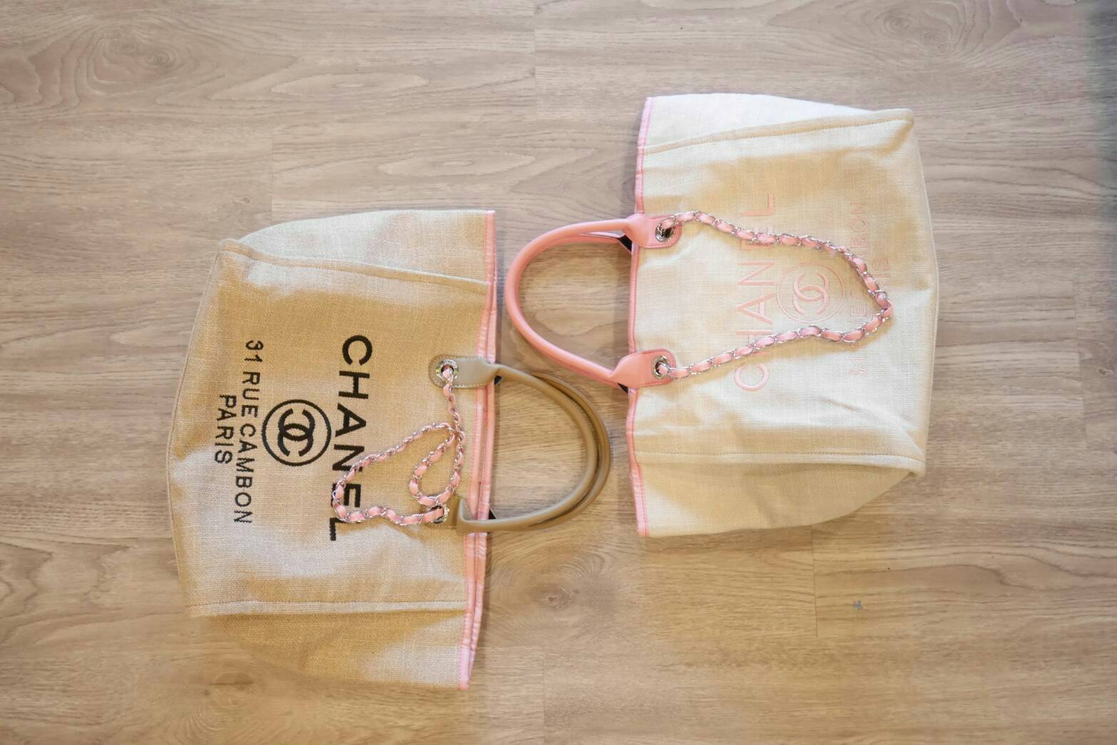 ถามกันมาเยอะมาก จัดมาให้สาวๆละค้า กับ Chanel Canvas tote bag ในรุปแบบของงาน premium gift จากแบรนด์ Chanel กระเป๋าสะพายเนื้อ canvas หนา มีซับในอย่างดี ด้านหน้าปักโลโก้แบรนด์สุดหรู หูหิ้วมี 2 แบบน้า คือ แบบสายหนัง และสายโซ่ (สามารถถอดออกได้คะ) จุของได้เยอะม