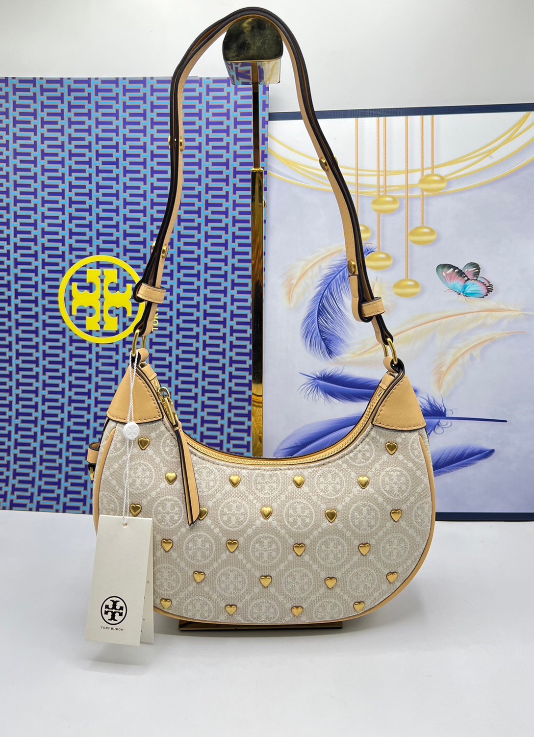 TORY BURCH T Monogram Crescent Bag NEW IVORY MULTI กระเป๋าทรงพระจันทร์เสี้ยวแต่งหัวใจสีทองสวยหรู น่ารักรุ่นใหม่ล่าสุด เกรดท็อปออริ เทียบแท้ 1:1 เกรดดีสุด