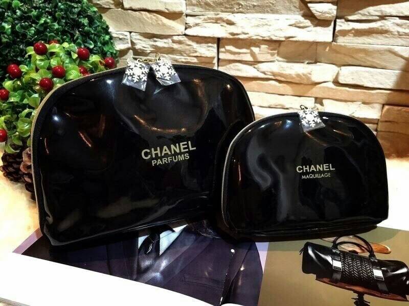 พร้อมส่งสินค้าขายดี **เซ็ตคู่ถูกใจ ((2in1)) Chanel Best Seller! รุ่นยอดนิยมตลอดกาล Chanel Holiday Glossimer Duo Cosmetic Pouch Set กระเป๋าอเนกประสงค์พรีเมี่ยมเเท้จาก Chanel Cosmetic Counter (ซื้อ 1 ได้ถึง 2 ใบ) มาครบเซททั้งใบใหญ่เเละใบเล็ก วัสดุ PVC เนื้อ