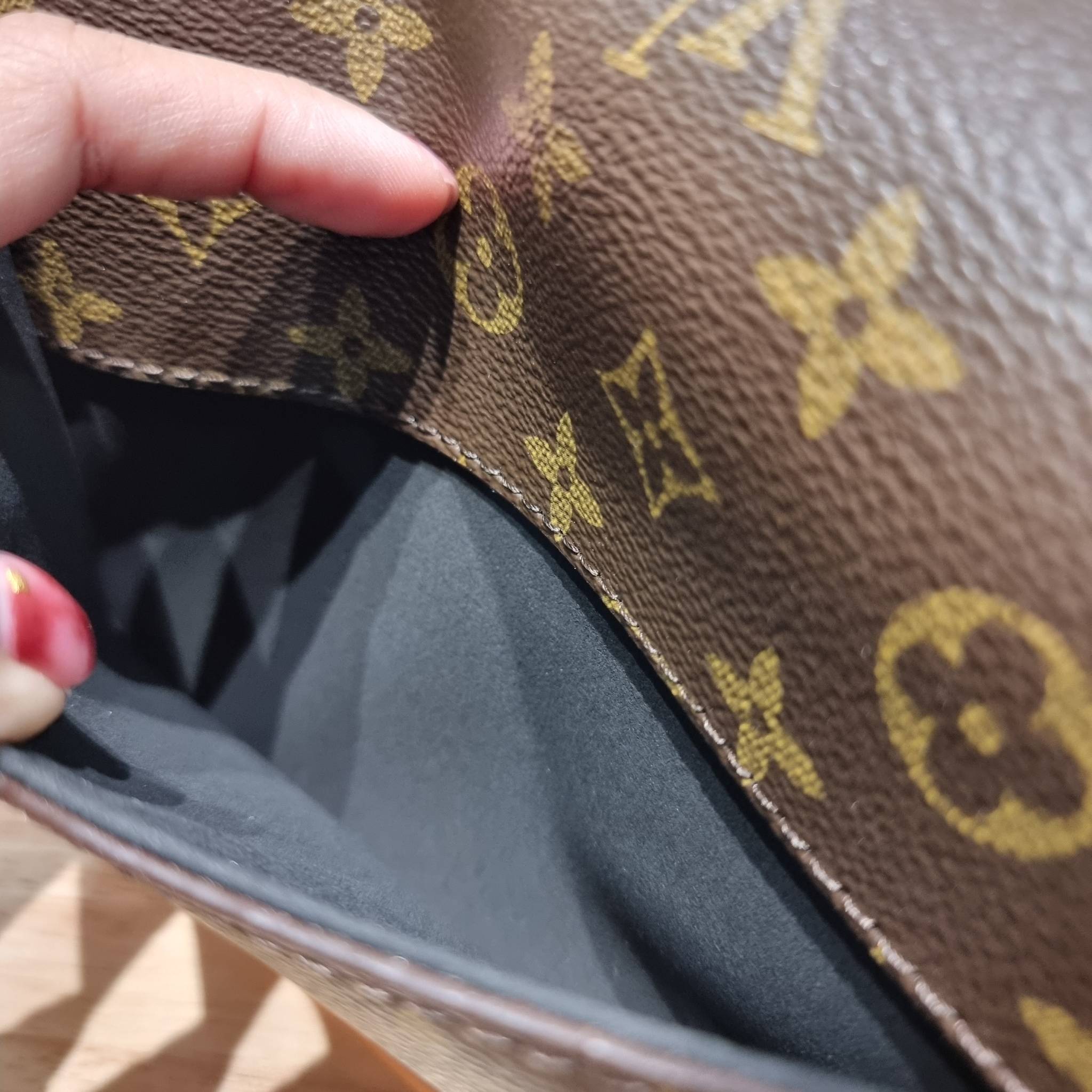 LV Diane Monogram Bag / LV multi handbag กระเป๋ามัลติฟังก์ชั่นสุดคุ้ม ดีไซน์ออกมาน่ารักน่าใช้มากๆ วัสดุหนังแคนวาส มีสายมาให้ถึง 2 แบบ สายหนังคล้องไหล่ได้ และสายสปอร์ตครอสบอดี้ได้ ปรับเปลี่ยนใช้ตามลุคแต่ละวันได้เลย