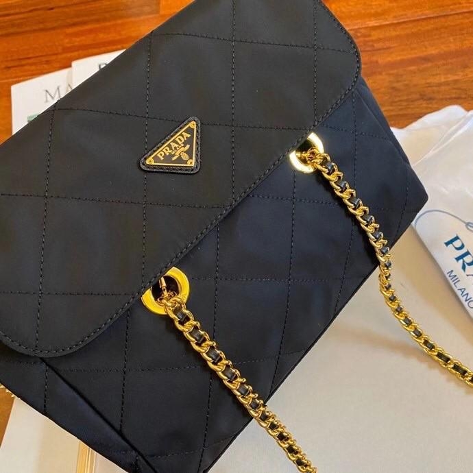 พรีเมี่ยมกิ๊ฟแท้ 100% 】PRADA Nylon Bag Premium gift กระเป๋าถือหรือสะพายพรีเมี่ยม อะไหล่ทองหรูหรา วัสดุ Nylon กันน้ำ น้ำหนักเบา จุของได้เยอะ ทรงสวย ซับในผ้าบุลายแบรนด์อย่างดี