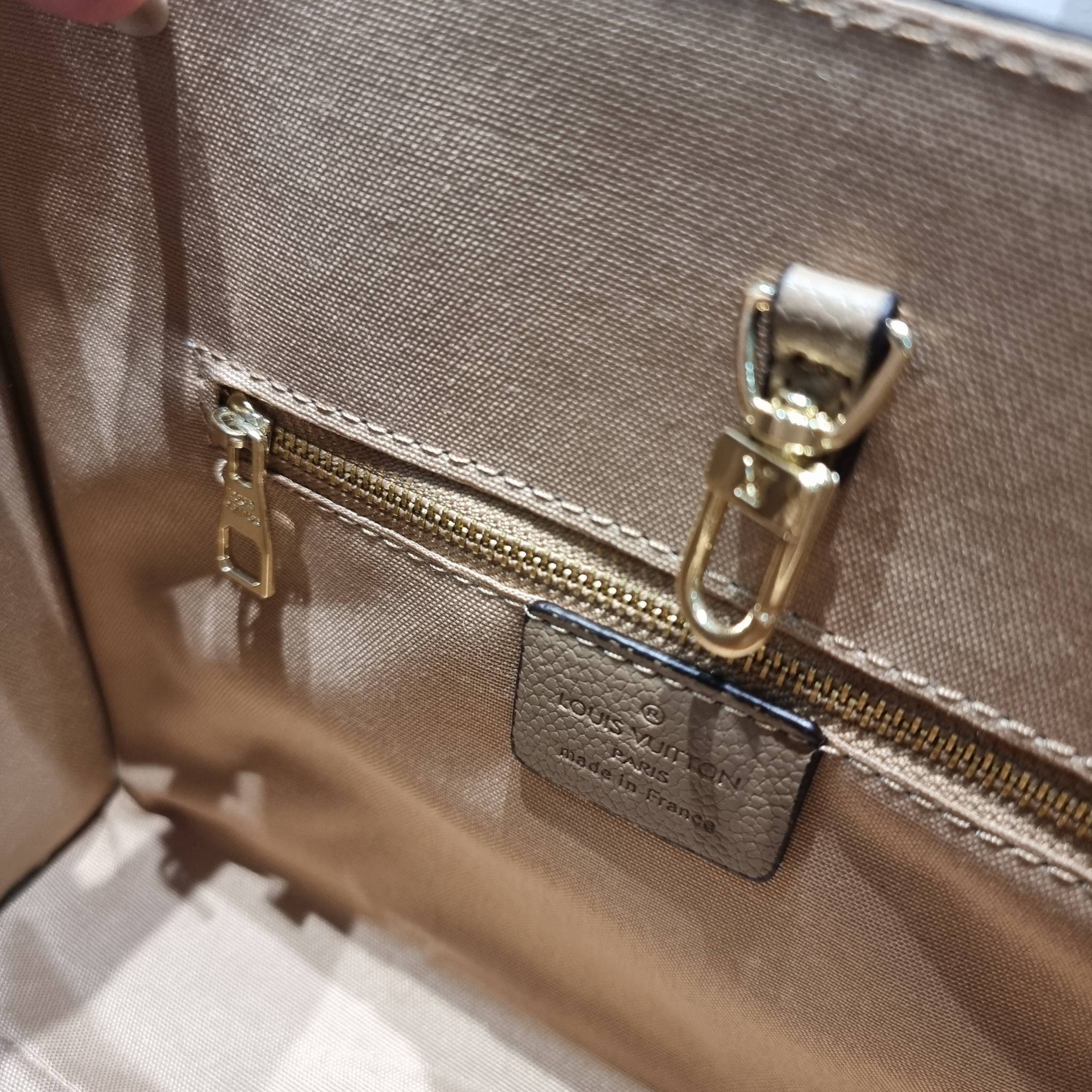 LV Onthego / LV crossbody tote bag กระเป๋าทรงโท้ทเวอร์ชั่นดั้งเดิม ที่คลาสสิค ผู้ดี หรูหรา โทนสีใช้งานง่าย ได้ทุกลุค ทุกสไตล์ วัสดุหนังลูกวัว ผิวลายเกรน มาพร้อมหูจับในตัว คล้องแขนก็ดูแพง หรือจะเกี่ยวสายครอสสะพายก็อัพลุคได้เลย ภายในโล่งกว้างมาก มีอะไหล่เกี