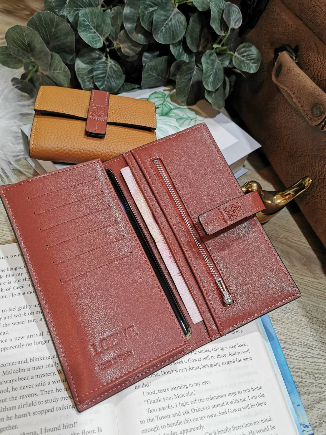 LOEWE LONG WALLET BAG VIP วัสดุหนังแท้เทคเจอร์สวยอยู่ทรงปั้มโลโก้แบรนด์ด้านหน้าเปิดปิดด้วยกระดุม ภายในมีช่องใส่ธนบัตรหลายช่อง ช่องหลักสามารถใส่มือถือได้ มีช่องซิปใส่เหรียญ ช่องใส่ธนบัตรใส่แบงก์พันได้ สวยน่าใช้ พร้อมส่งที่ไทยสุดคุ้มห้ามพลาด!