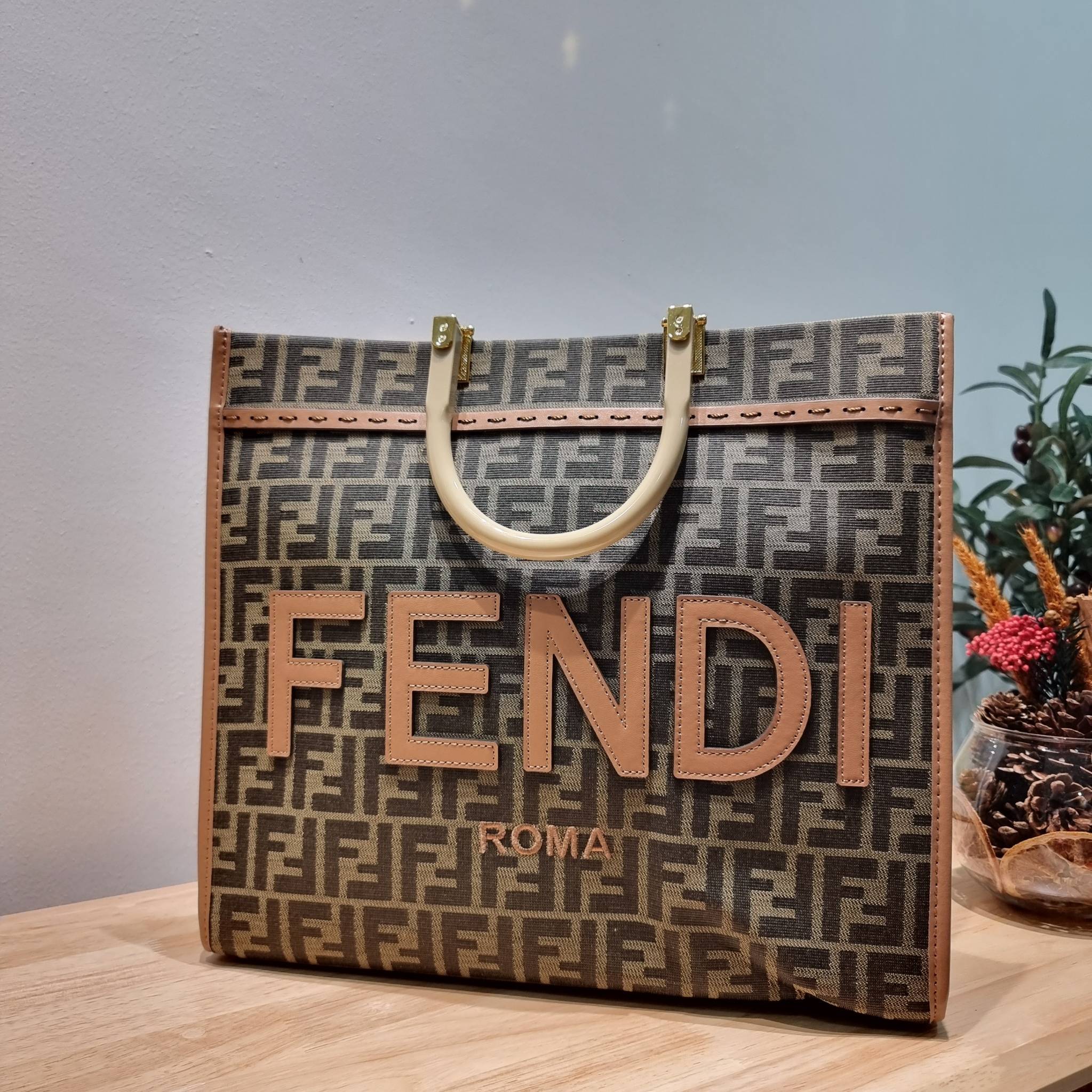 FENDI SHOPPING TOTE BAG / FENDI TOTE BAG กระเป๋าถือ/สะพายไหล่ ทรงสวย หรู ดูโดดเด่น ดีไซน์ทันสมัย วัสดุผ้าท็อปแคนวาสปั๊มลายแบรนด์รอบใบ ภายในโล่งกว้างมาก มาพร้อมหูจับในตัวและสายสะพายไหล่ ใช้งานได้ 2IN1
