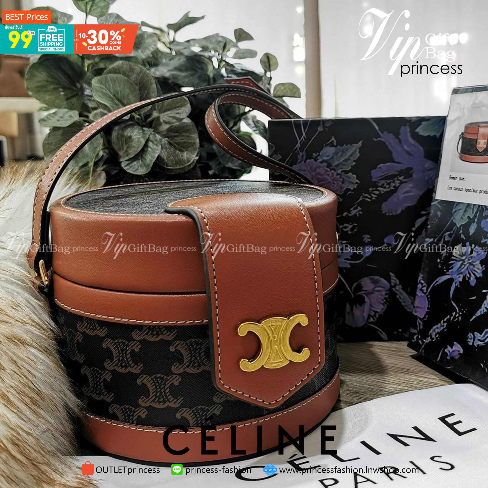 CELINE CROSSBODY BAG VIP GIFT WITH PURCHASE (GWP) พรีเมี่ยมกิ๊ฟ Limited Edition จาก CELINE PERFUME DUTY FREE COUNTER วัสดุ TRIOMPHE CANVAS & LEATHER ทรงกลมสวยหรูอยู่ทรงเปิดปิดด้วยฝาปิดกระดุมโลโก้แบรนด์ ภายในโล่ง สามารถใส่กล้อง มือถือ ของใช้ได้เยอะ สายสะพา