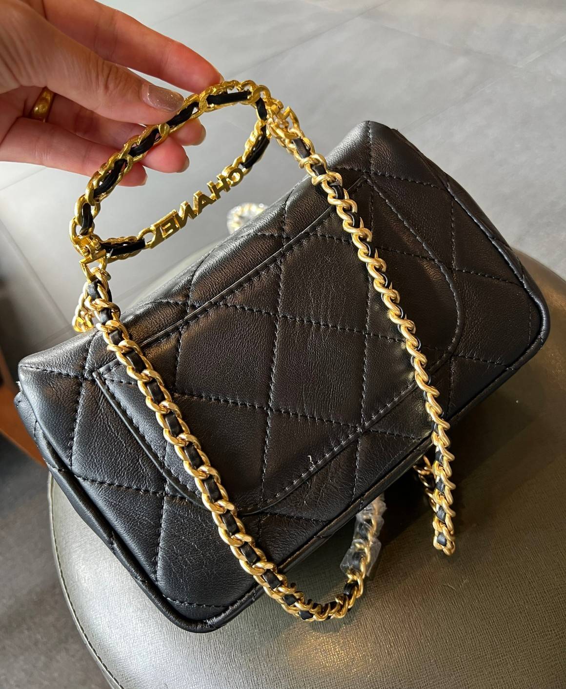 Chanel Small Flap Bag with Top Handle 8" /CHANEL CHAIN SHOULDER BAG กระเป๋าสะพายได้และหิ้วได้ หนังสวย เรียบ สัมผัสนุ่มมือ น่าใช้มากๆ