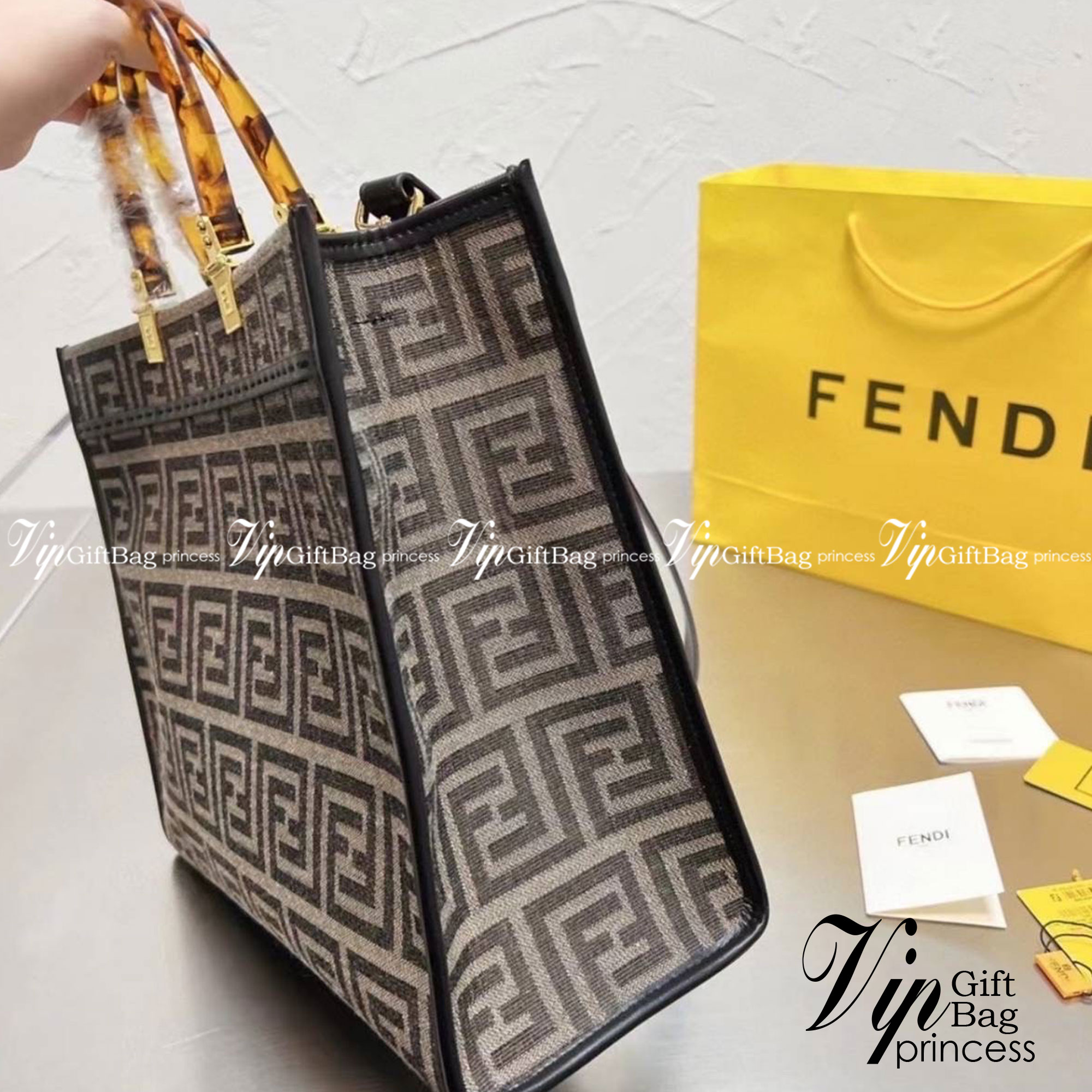 FENDI Sunshine Medium Shopper Tote / FENDI Shopping Shoulder Bag กระเป๋าสะพายทรง shopping ใบใหญ่จุใจ!! ลายกราฟฟิกมาใหม่ดีไซน์คลาสสิควินเทจ สวยหรู ภายในโล่งกว้างมากๆ ใส่ของจุสุดๆ