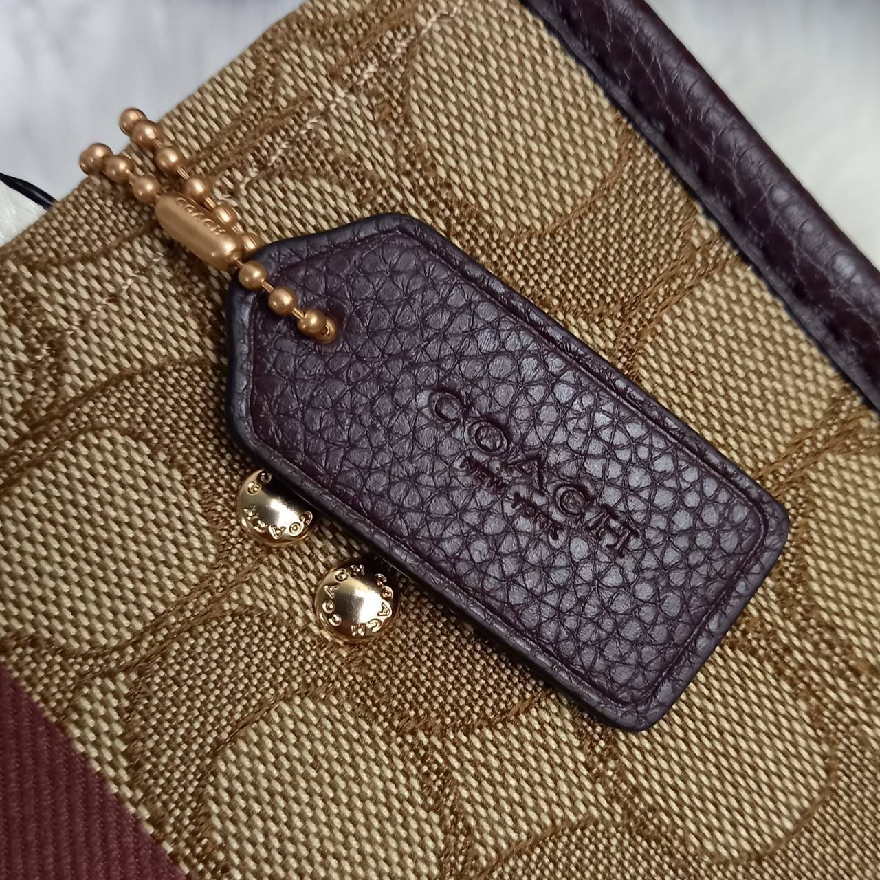 OUTLET 】COACH DEMPSEY TOTE 22 IN SIGNATURE JACQUARD WITH STRIPE AND COACH PATCH (C8406) สีใหม่ น่าใช้อีกแล้ววว 🌺กระเป๋าTOTE ทรงฮิตขนาดกำลังดี มีสายสะพายยาว ถอดได้ ปรับระดับได้ //ลุคไหนๆจัดว่าเกิดทุกงาน //วัสดุ Jacquard ทอลาย signature คาดแถบสีด้าน