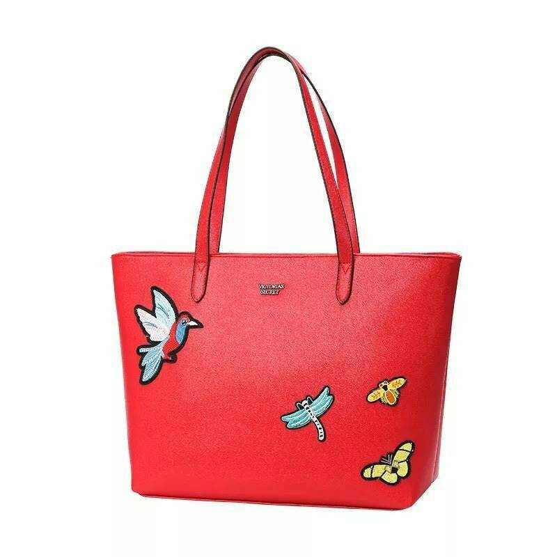 Victoria’s Secret Tote Bag 2019 กระเป๋าถือหรือสะพายลายหนังคาเวียร์ สวยด้านหน้าประดับด้วยโลโก้ ตัวกระเป๋าแต่งด้วยลายปักสวยเก๋ ปากกระเป๋าเปิดปิดด้วยซิปสะดวกใช้ ภายในมีช่องโล่งและช่องเล็กไว้แบ่งเก็บของ ใส่หนังสือ เอกสาร A4 Notebook ipad กระเป๋าสตางค์ ของใช้ไ