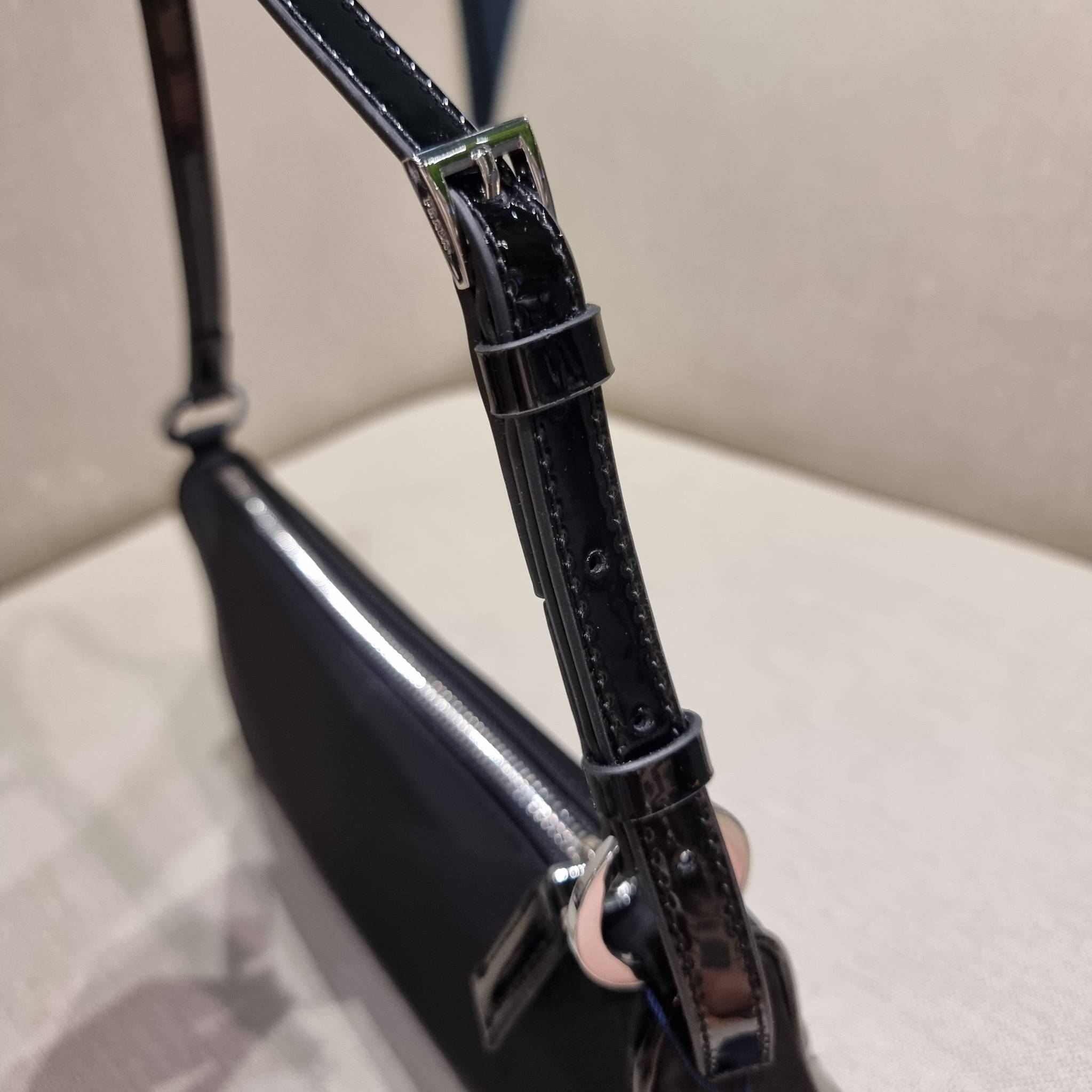 PRADA TESSUTO POCHETTE BAG กระเป๋าทรงพอช ดีไซน์ทรงยาวสุดล้ำ อัพลุคให้ดูแพงไปอีกด้วยดีเทลแต่งขอบด้วยหนังแก้ว วัสดุหลักตัวกระเป๋าเป็นไนล่อนคุณภาพดี เปิด-ปิดด้วยซิป พกพาง่ายด้วยสายสะพายในตัว ที่สามารถปรับได้อีก ภายในเป็นช่องโล่ง ใส่โทรศัพท์ได้ทุกรุ่น กระเป๋า