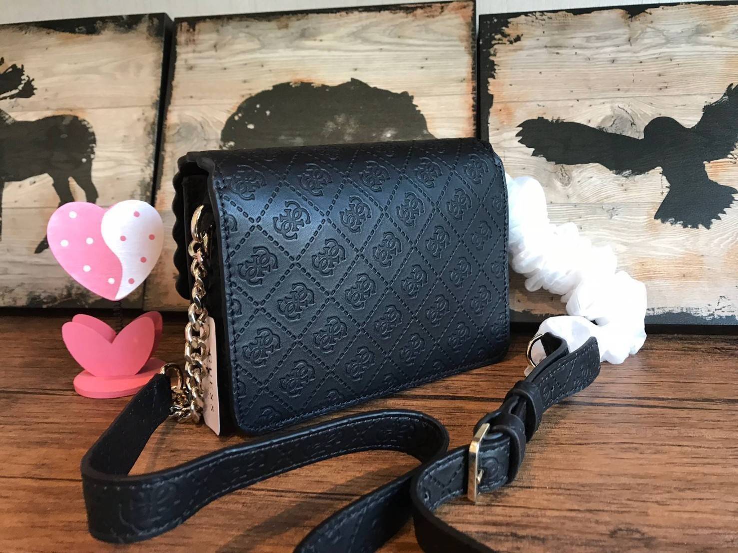 Guess Rayna Logo-Embossed Mini Crossbody กระเป๋าสะพายข้างทรง ครอสบอดี้ วัสดุหนัง pu ปั้มลาย Signature รอบใบรวมถึงสายยาว สวยตั้งอยู่ทรง ด้านหน้ามีโลโก้แบรนด์ เปิดปิดด้วยฝาปิดกระดุมแม่เหล็กซับในลายแบรนด์ มีช่องใส่บัตร ใส่มือถือ ของใช้จุกจิกได้เยอะ น้ำหนักเบ