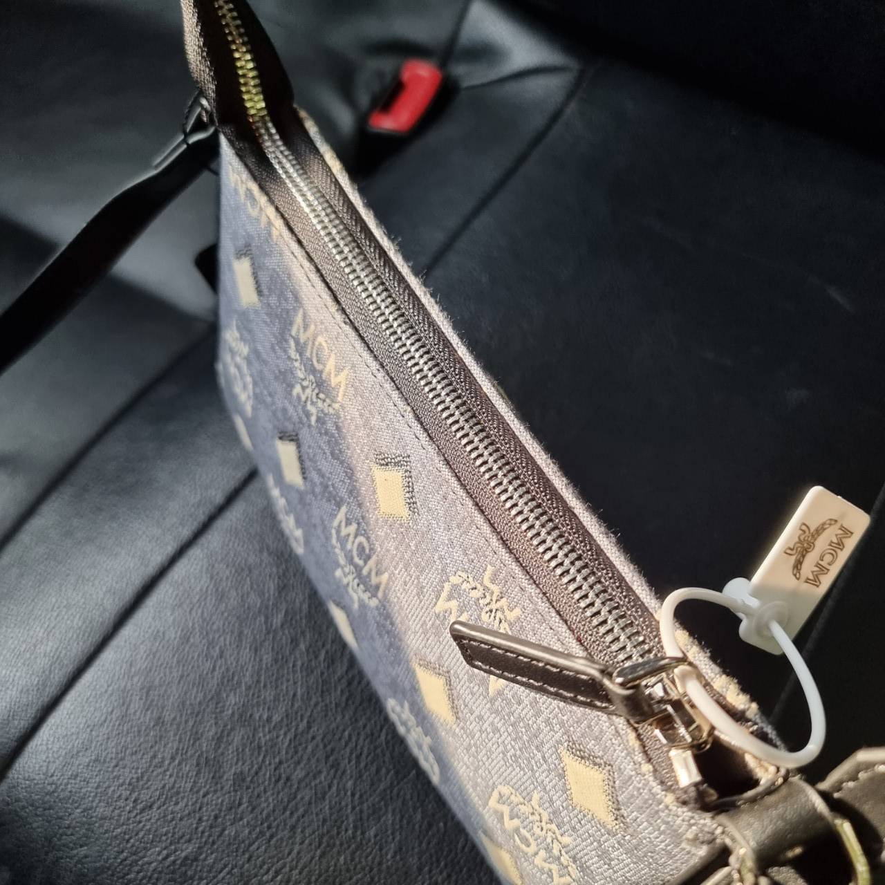 M.C.M MINI SHOULDER BAG IN VINTAGE JACQUARD MONOGRAM คอลเลคชั่นใหม่ล่าสุด โดดเด่นด้วยลายโมโนแกรม ถักทอบนผ้า woven jacquard กระเป๋าสะพายทรงพอชที่ไม่ธรรมดา มาพร้อมสายสะพายในตัว สามารถปรับใช้ได้ 2 แบบ สายยาวสะพายข้าง หรือจะนำสายเส้นกลางออกและปรับใช้สะพายไหล่