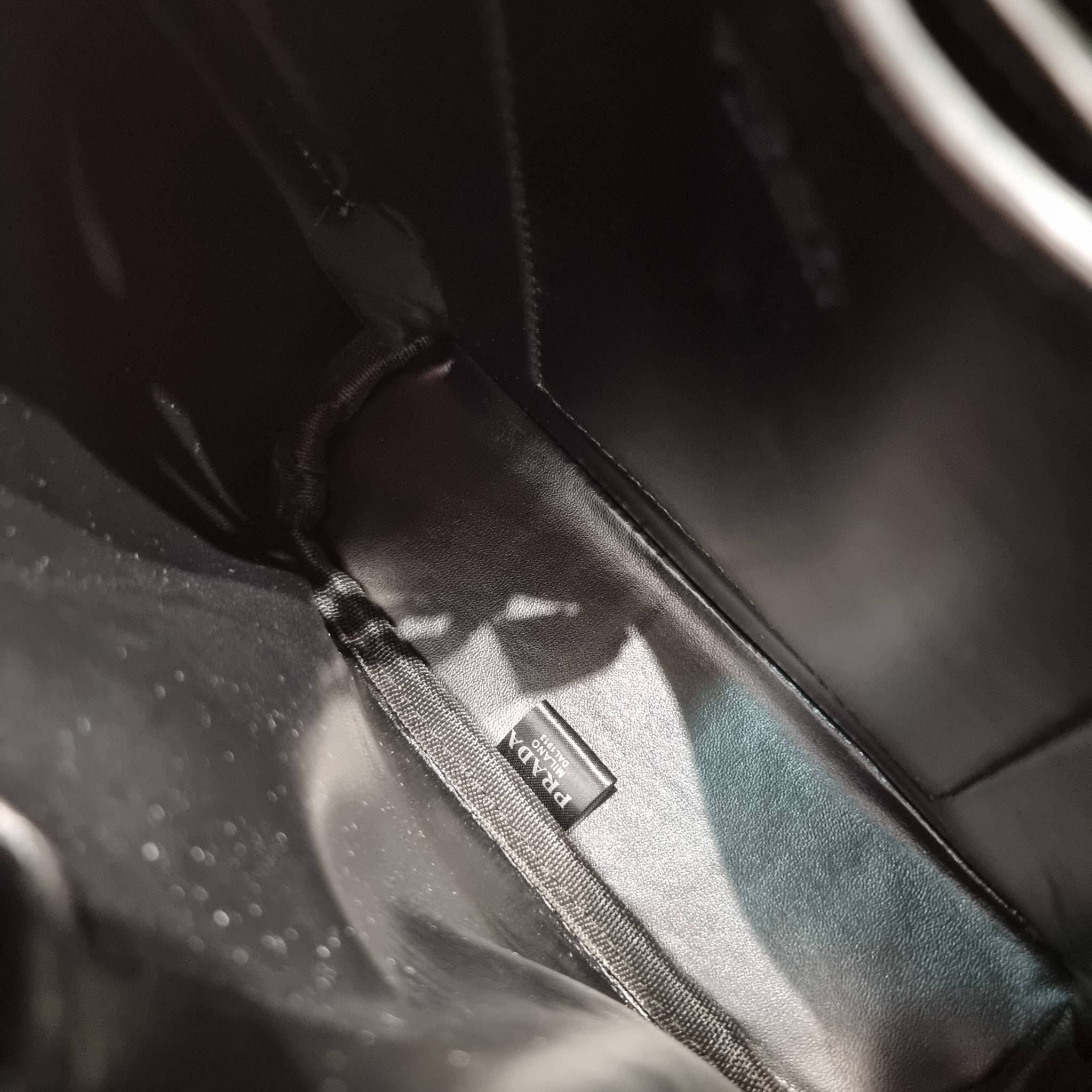 PRADA SMALL PANIER CRYSTAL EMBELLISHED TOTE BAG กระเป๋าสะพายทรงโท้ท ไซส์กำลังสวย หรูหรา โดดเด่น ถือออกงานก็ดูระยิบระยับเล่นแสง ทำให้ดูดีมีราคา มีสายคล้องในตัวและสายสะพายข้าง