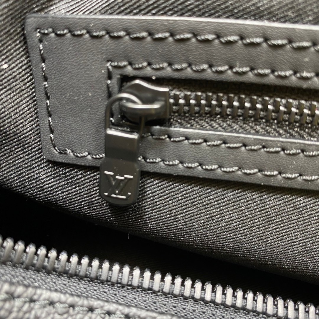 สลับแท้ LV Keepall Bandoulière 50 Bag กระเป๋าเดินทางหนังแท้ Monogram Shadow ปั้มลายนูน หรูหราและเทห์อย่างลงตัว เป็นรุ่นที่ขายดีตลอดกาล