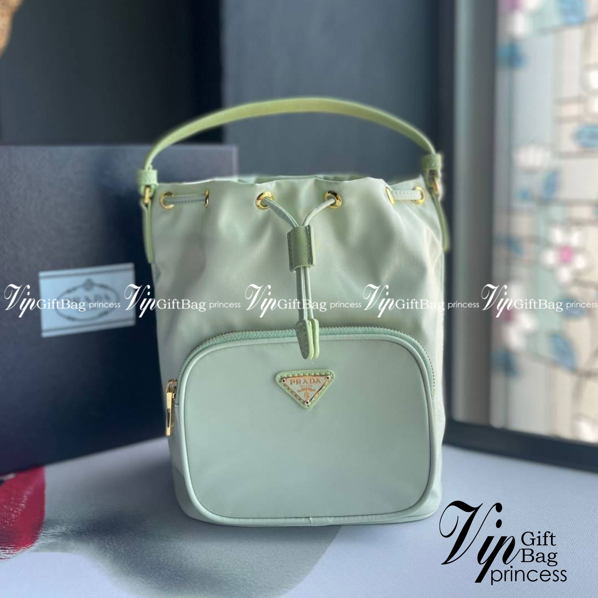Prada Duet Re-Nylon Bucket shoulder bag / Prada Nylon bucket bag Pastel เกรดใช้สลับใบจริง ออริจินอล ใช้งานต่างประเทศได้ น้องสาวสุดสวยมาให้จับจองอีกหนึ่ง สีพาสเทลน่ารักละมุนมากๆ ค่ะ กระเป๋าสะพายข้าง ทรงขนมจีบ ไซส์มินิ ขนาดน่ารักน่าใช้มาก วัสดุขอบหนังแท้ แล
