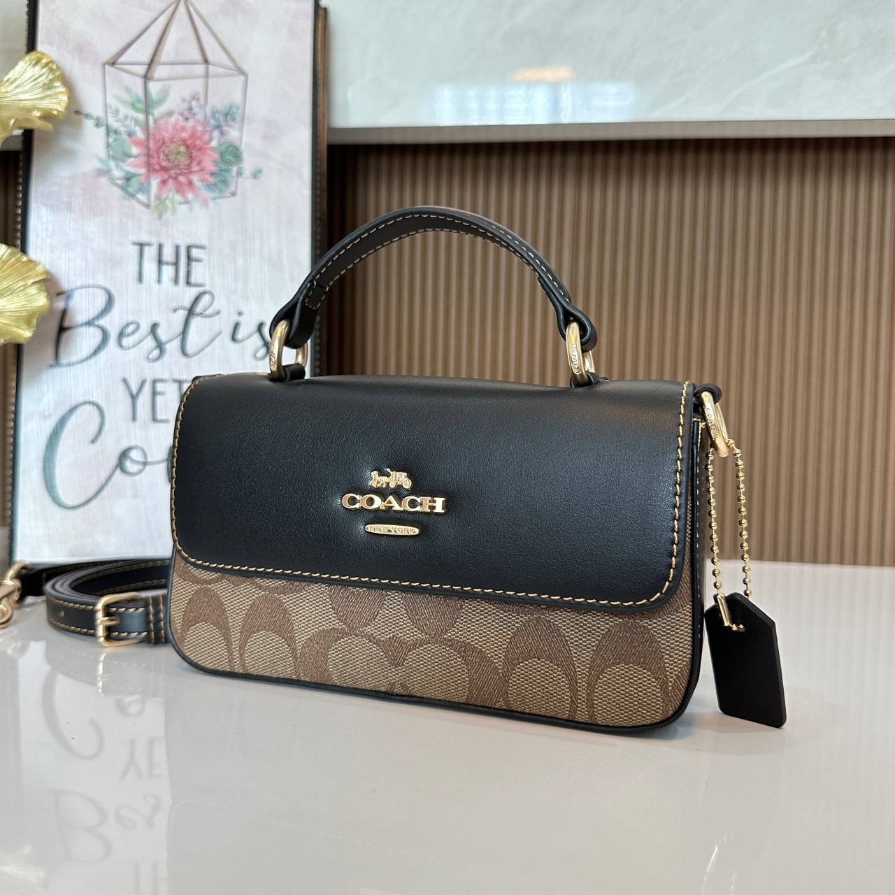 Coach Mini Josie Top Handle Crossbody In Blocked Signature Canvas (cc340) ใหม่ล่าสุด กระเป๋าสะพายหรือถือใบเล็กกระทัดรัด วัสดุหนังตัดขอบหนังแท้ ภายในช่องโล่งกว้างสามารถใส่โทรศัพท์ iPhonePro max ได้ มีช่องใส่บัตรเครดิต 2 ช่อง เปิดปิดด้วนกระดุมแป๊ก ซับในผ้า 