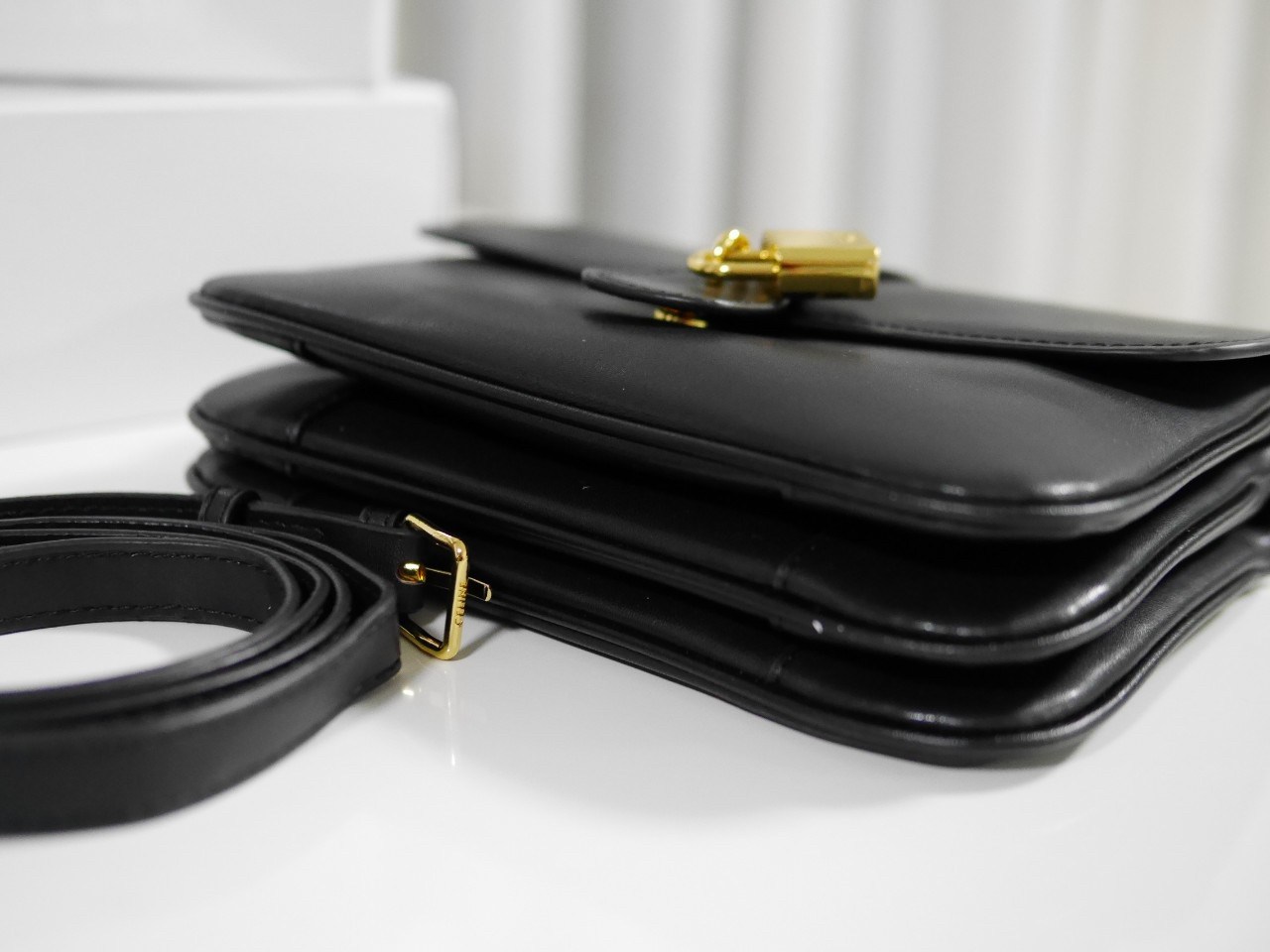 Celine Medium Tabou In Smooth Calfskin พร้อมส่งรุ่นใหม่แล้วค่า กับ CELINE SHOULDER BAG หนังเรียบสวยหรู ปรับดับพวงกุญแจสีทองด้านหน้า ด้านในเปิดด้วยด้วยกระดุม แบ่งช่องใส่ของออกเป็นสัดส่วน พร