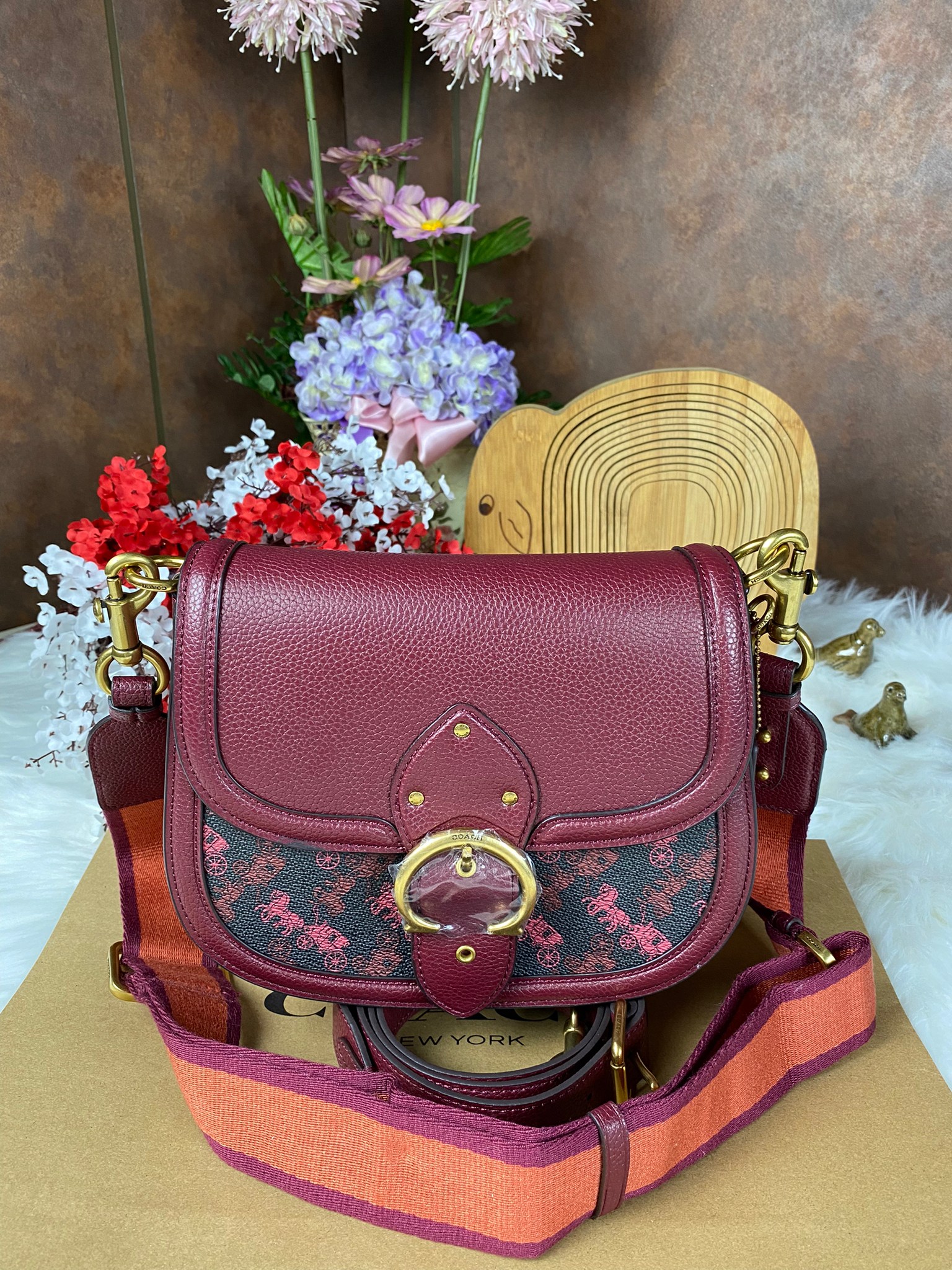 OUTLET 】COACH BEAT SADDLE BAG 10 แบบพร้อมส่ง จุกๆ เลยค่า The best item! ที่สาวๆรอคอย! ฮอตไฟลุก! สีหายาก ละมุนคุณหนู คอลเลคชั่นใหม่ ดีไซน์หรูหรา พิเศษมากๆมาพร้อมสายสะพาย 2 เส้น ใช้คู่กันหรือแยกสะพายก็สวยครบสูตร กระเป๋าสะพายทรง saddle คลาสสิค วัสดุหนัง glov