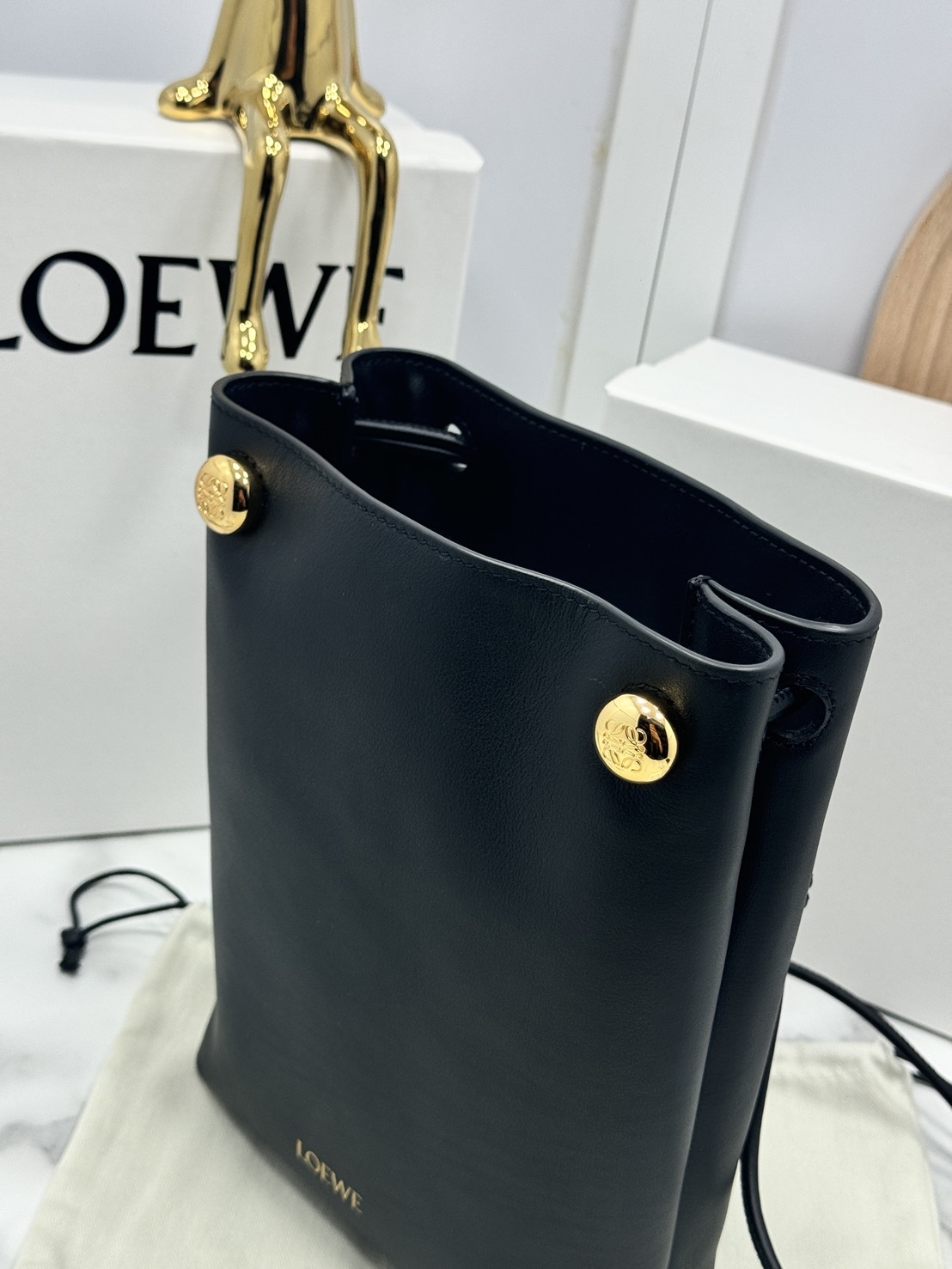 ORI หนังแท้ | LOEWE pebble pouch in smooth กระเป๋าทรงโท้ทดีไซน์คลาสสิค เรียบง่ายแต่ดูแพง มีระดับสุดๆ แต่งหมุดปั้มโลโก้แบรนด์สีทองสวยโดดเด่น เหมาะเป็นไอเท็ม everyday bag จริงๆ