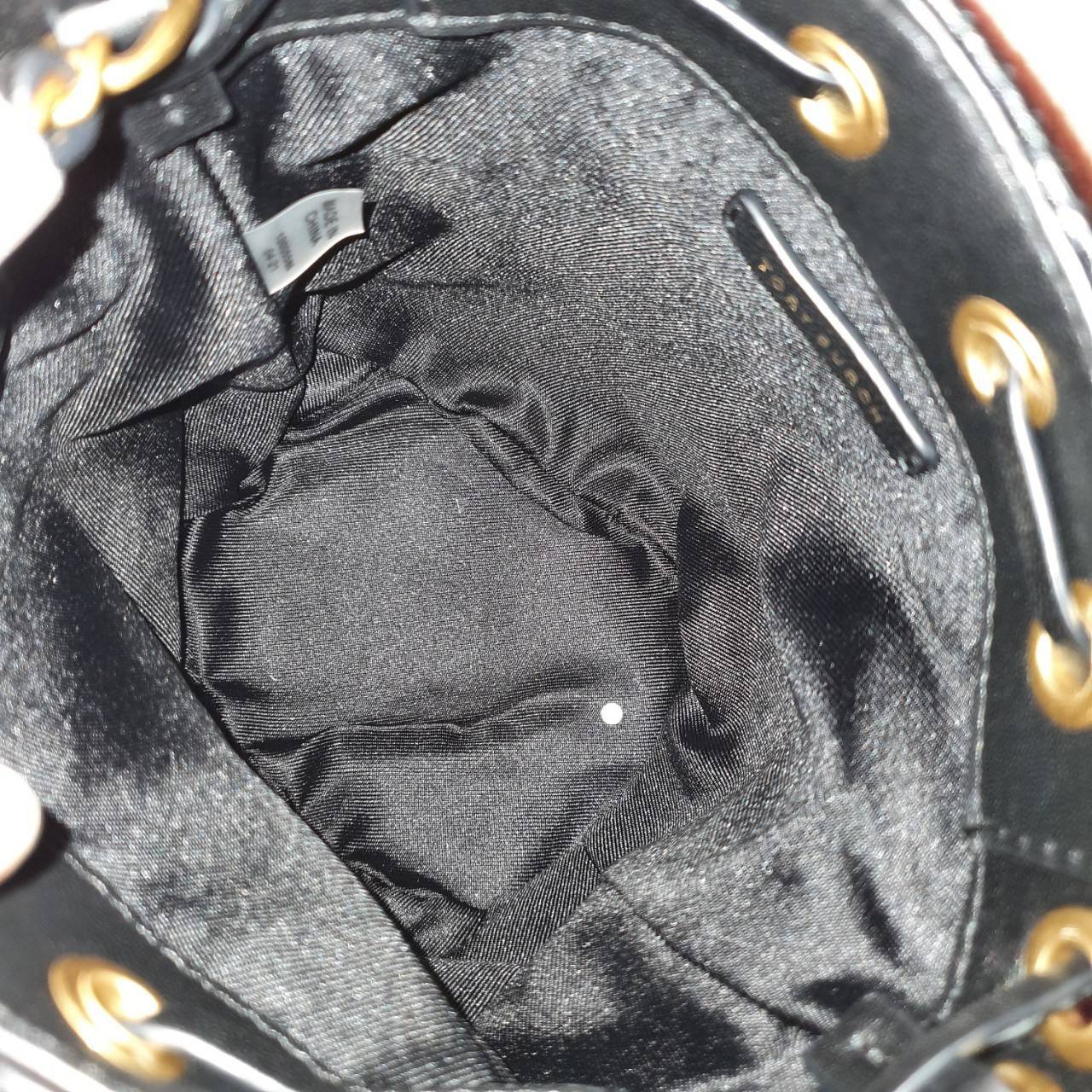 Tory Burch Fleming Soft Mini Bucket Bag กระเป๋าทรงขนมจีบขนาดมินิรุ่น Fleming ที่ตัดเย็บจากหนังแท้