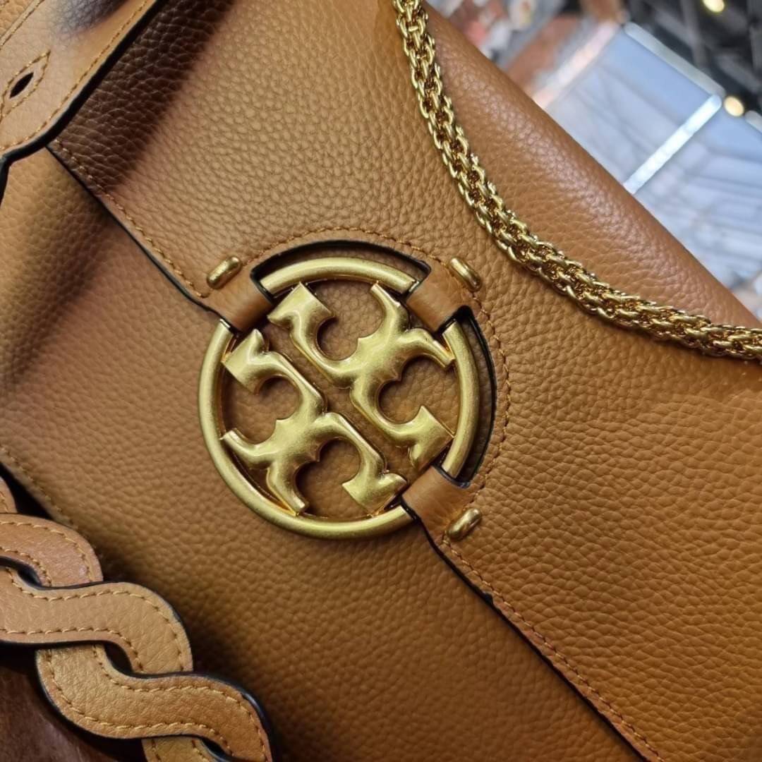 TORY BURCH MILLER SHOULDER BAG รุ่นยอดนิยม รุ่นหายาก รุ่นที่สาวๆตามหา ใบนี้เลย!! สวยหรู ผู้ดีทุกสี กระเป๋าสะพายไหล่ ดีไซน์อยู่ทรง คลาสสิคแฝงความหรูด้วยโลโก้สีทองอร่ามโดดเด่น วัสดุหนัง pepble สลับหนังวัวแท้ เปิด-ปิดด้วยกระดุมแม่เหล็ก ภายในโล่งกว้างมาก แบ่ง