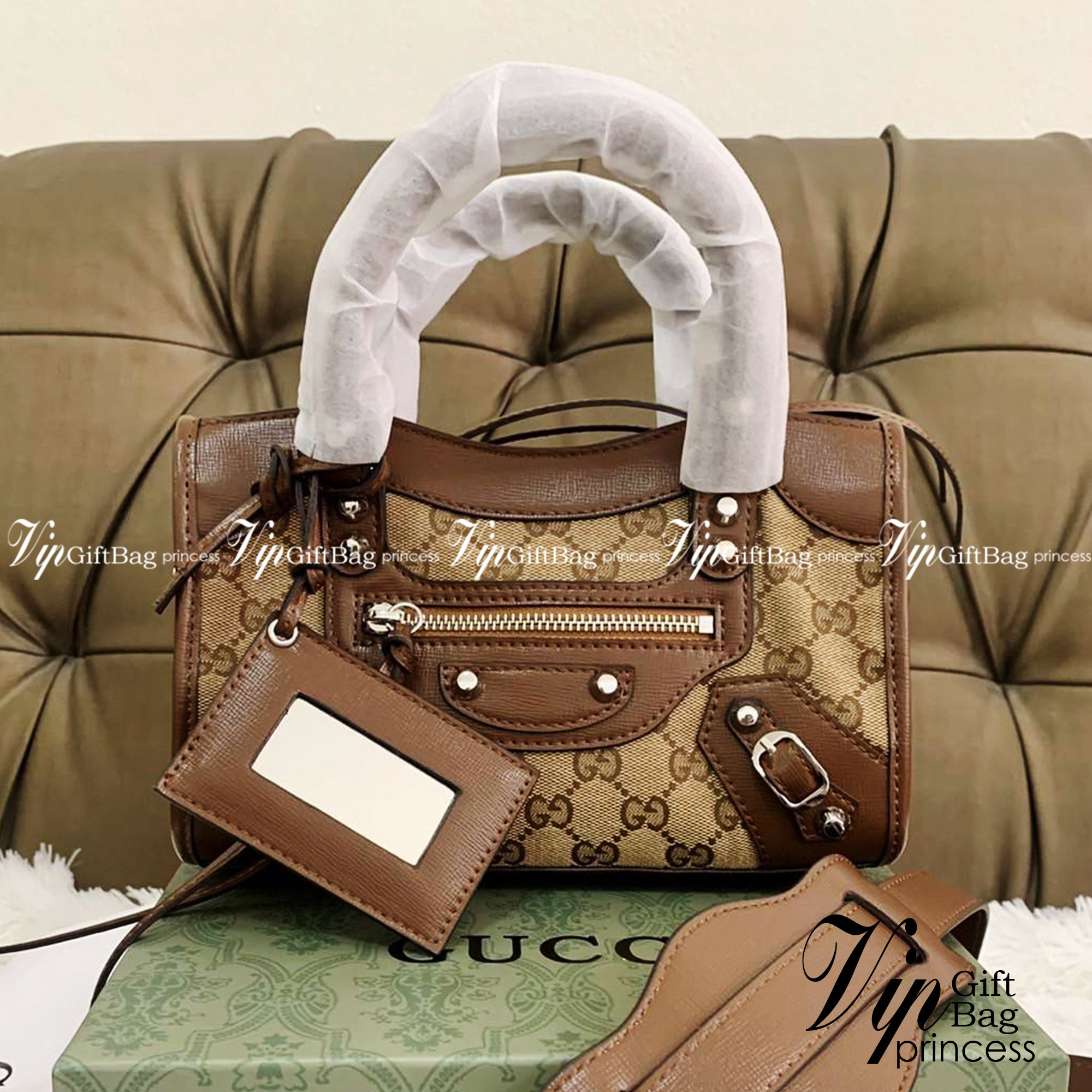 VIP 🥂 Gucci x Balenciaga The Hacker Project Mini Neo Bag คอลเลคชั่นร้อนๆ พร้อมเสิร์ฟ ที่่มีการผสมผสานระหว่างGucci & Balenciaga เข้าไว้ด้วยกัน ดีไซน์ล้ำสมัย วัสดุCanvas เย็บขอบด้วยหนังcalfskin อะไหล่เงิน ลวดลายสดใส ประทับตัวอักษรBalenciaga ลงบนผ้าเ