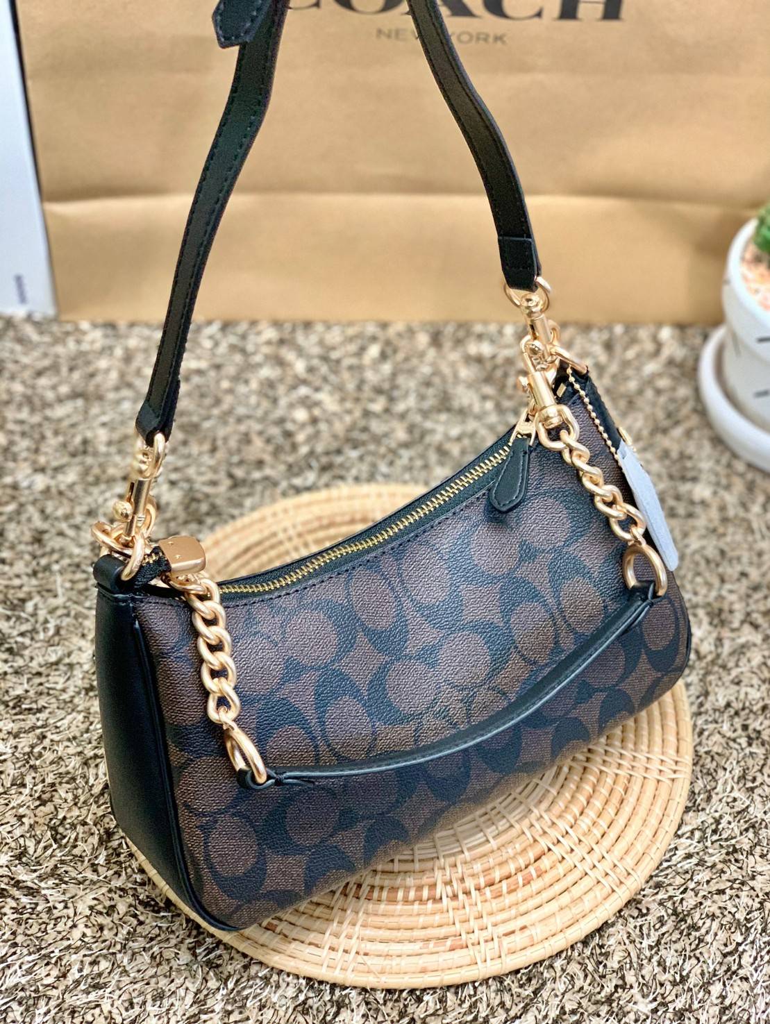 พร้อมส่งครบสี สวยทุกสีเลยค่า😘 ((CA173//CA209//CA548)) COACH TERI SHOULDER BAG 🔹กระเป๋าทรงพอช ในรูปแบบหนังแท้ หนังนิ่มสวยมากค่ะ