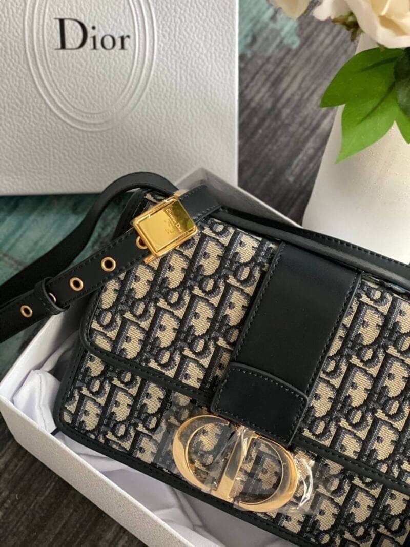 VIP GIFT 】25cm CHRISTIAN DIOR 30 MONTAIGNE BAG ไอเท็มหายาก!! Best seller!! ยกให้น้องเลย!! กระเป๋าทรงกะทัดรัด มี 2 ขนาด ดีไซน์เรียบหรูในความเป็นเอกลักษณ์ ใช้งานง่าย สะดวก ใช้งานได้ทุกโอกาส แนะนำเป็น everyday bag ติดตัวไว้เลยจ้าสาวๆ