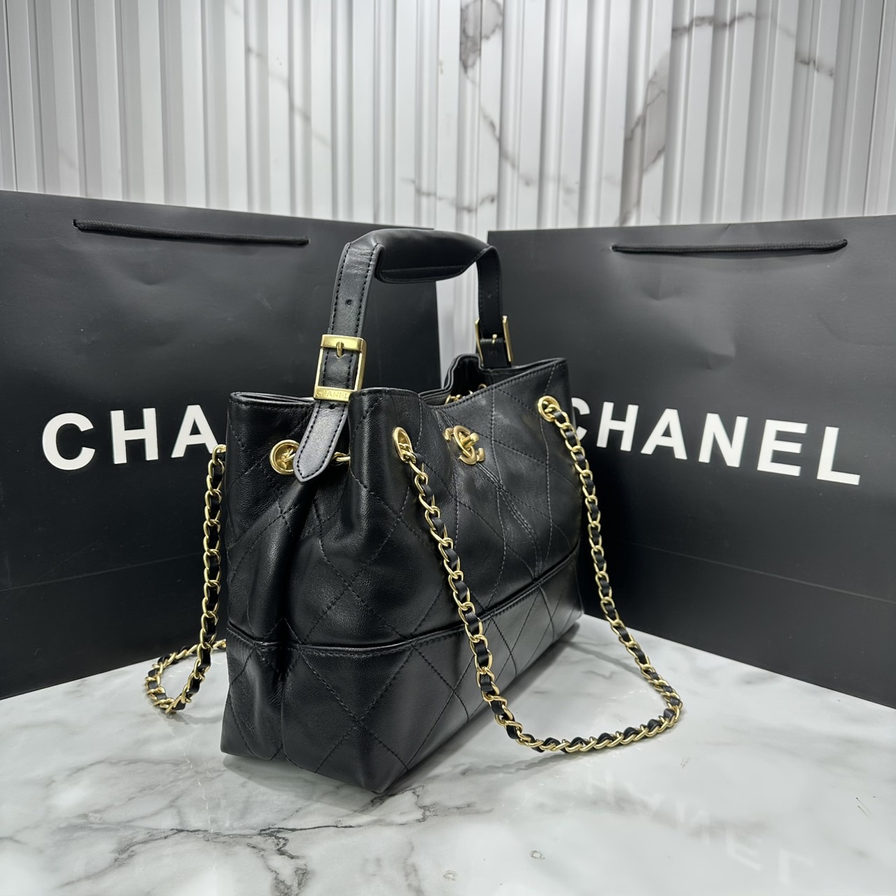 ORI หนังแท้ | CHANEL Shopping Bag 25A Suede Bag กระเป๋าช้อปปิ้งทรงโท้ทหนังกลับสีทูโทน ในคอล Métiers Dart 2024/25 ดีไซน์ใหม่หนังกำมะหยี่โทนน้ำตาล ใช้งานง่าย