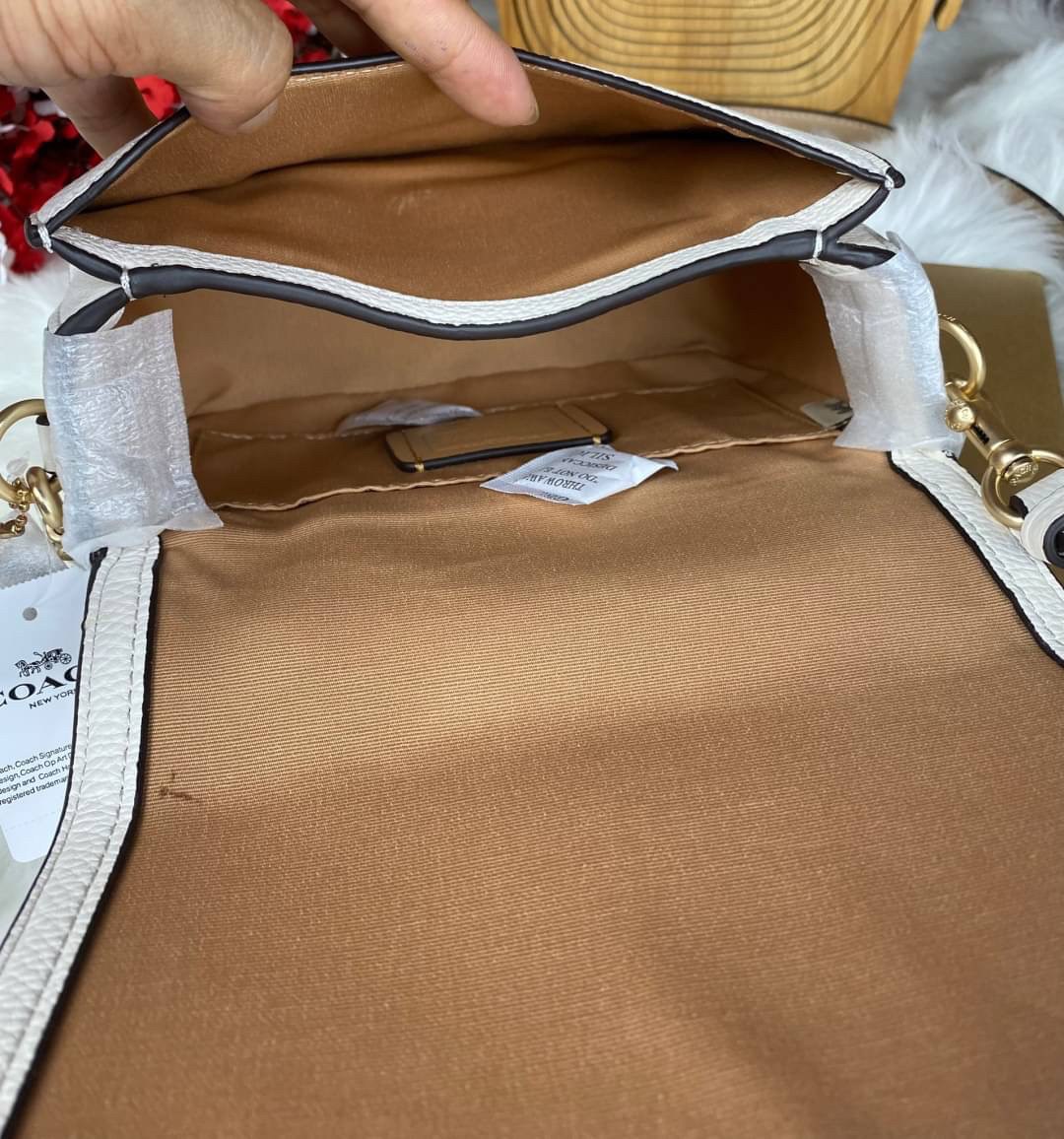 OUTLET 】COACH SADDLE BAG WITH HORSE AND CARRIAGE (COACH C4058) หนังกรวดละเอียดภายในกระเป๋ามัลติฟังก์ชั่น กระดุมแม่เหล็ก ซับในผ้านอกกระเป๋าเปิด สายสะพายถอดได้ สายสะพายยาว 22" สำหรับสะพายไหล่หรือ crossbody