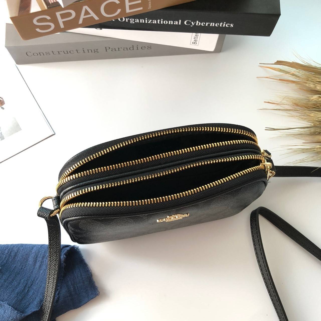 COACH MINI CROSSBODY BAGกระเป๋าสะพาน size mini วัสดุหนังลาย signature เปิด - ปิดด้วยซิป แบ่ง2 ช่องใหญ่ ภายในโล่ง ใส่ wallet สั้น มือถือได้ทุกรุ่น และของใช้จุกจิก พร้อมสายยาวถอด ปรับได้ค่ะ