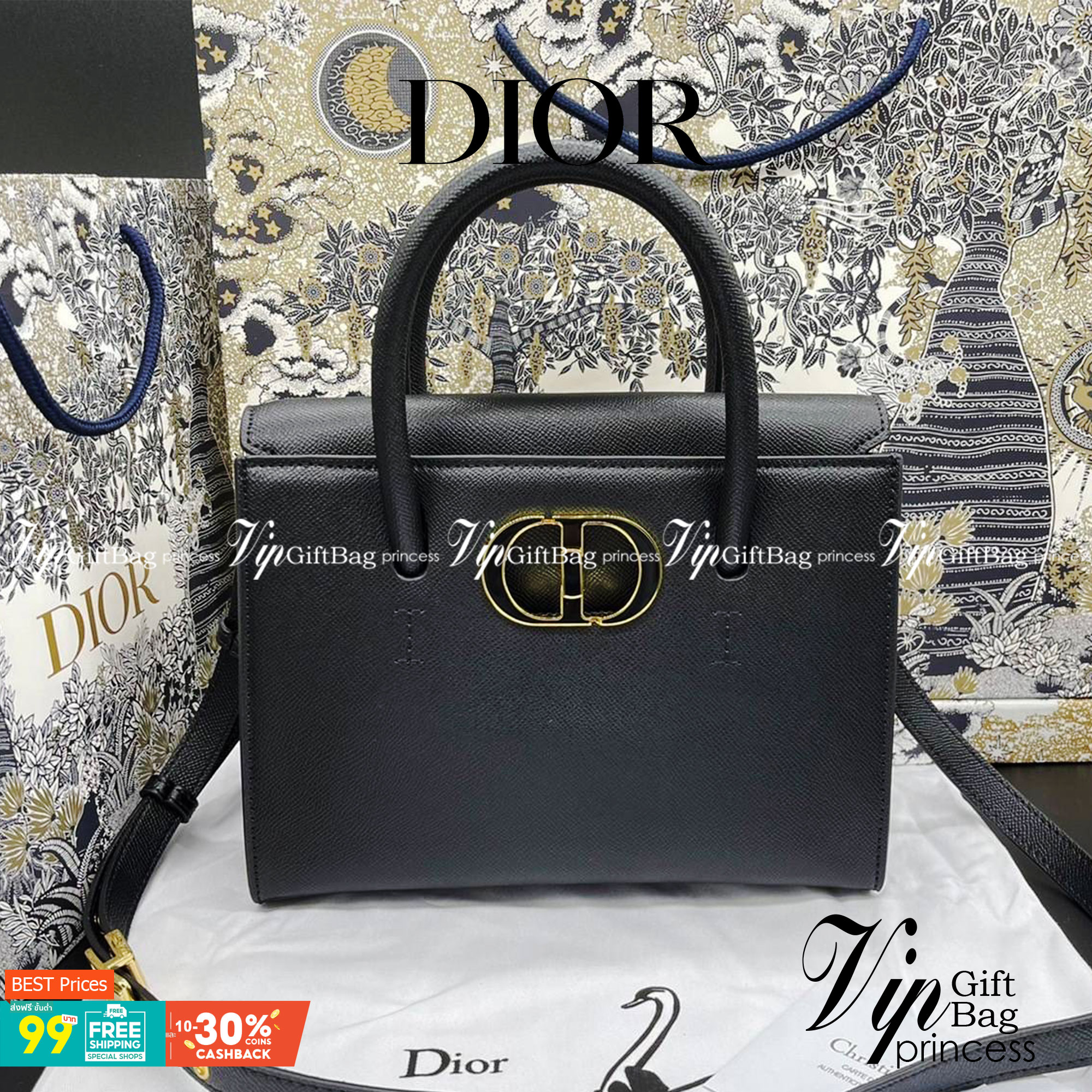 หนังแท้ DIOR Medium ST Honore Tote Collection Fall/Winter 2020-2021 มาในรูปแบบกระเป๋าทรงสี่เหลี่ยมที่ได้มาตรฐาน ทำจากหนังลูกวัว (Calfskin) ลายเกรน ซึ่งสื่อถึงความหรูหราได้อย่างลงตัว ตัวด้ามจับ มีการเย็บเข้าด้านในของกระเป๋าเพื่อเพิ่มความแข็งแรงทนทาน ด้านหน