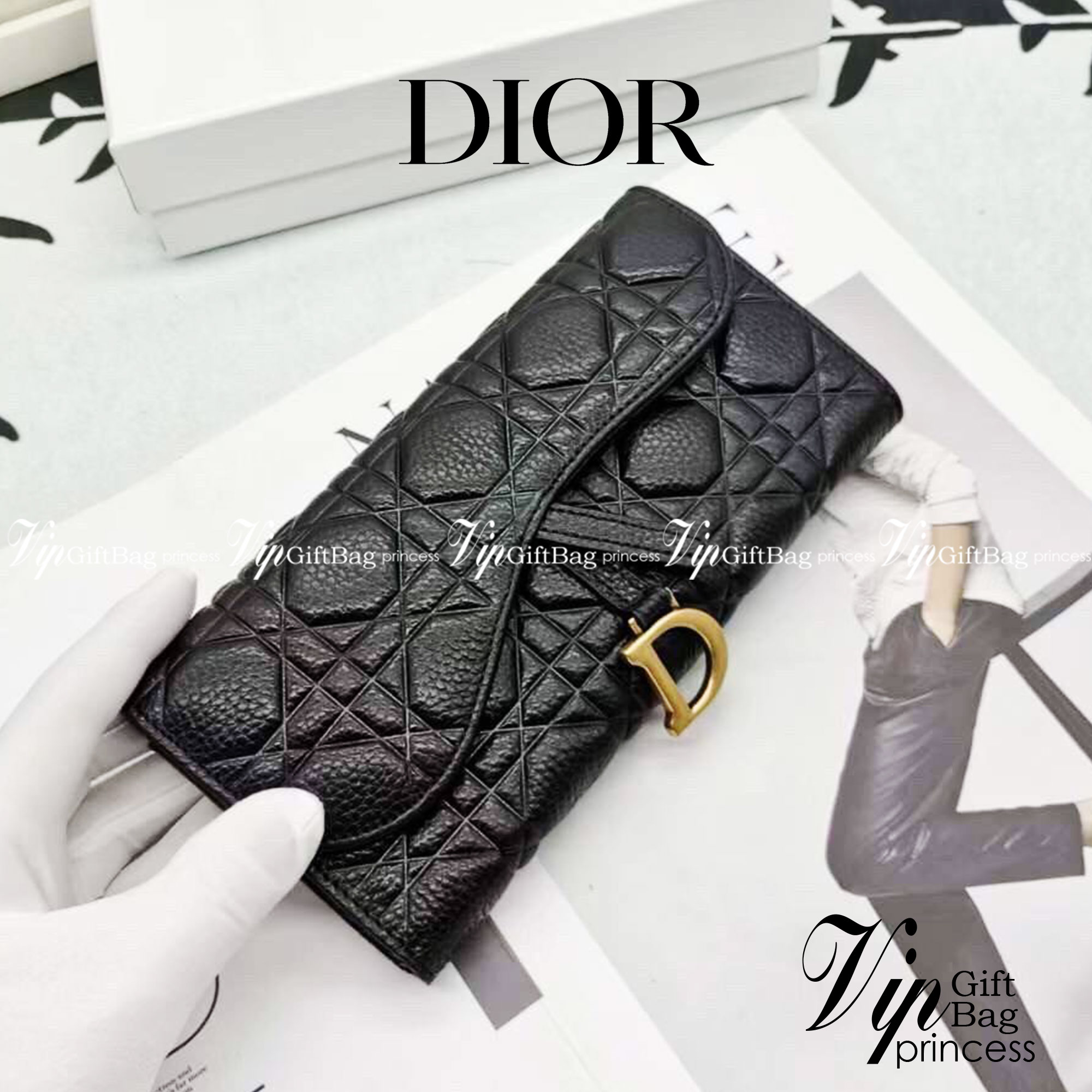Dior Long Saddle Wallet / Dior Wallet / Dior Long Wallet กระเป๋าสตางค์ใบยาว เปิดหน้าทรงเคิร์ปอานม้า มีห้อยตัว D เอกลักษณ์ของความหรู วัสดุหนังแท้ ผสมผสานความสง่างามและคลาสสิกที่เข้ากับยุคสมัย ด้านหน้าโดดเด่นด้วยซิกเนเจอร์แบรนด์ เป็นอีกหนึ่งรุ่นที่ดาราเชเลป