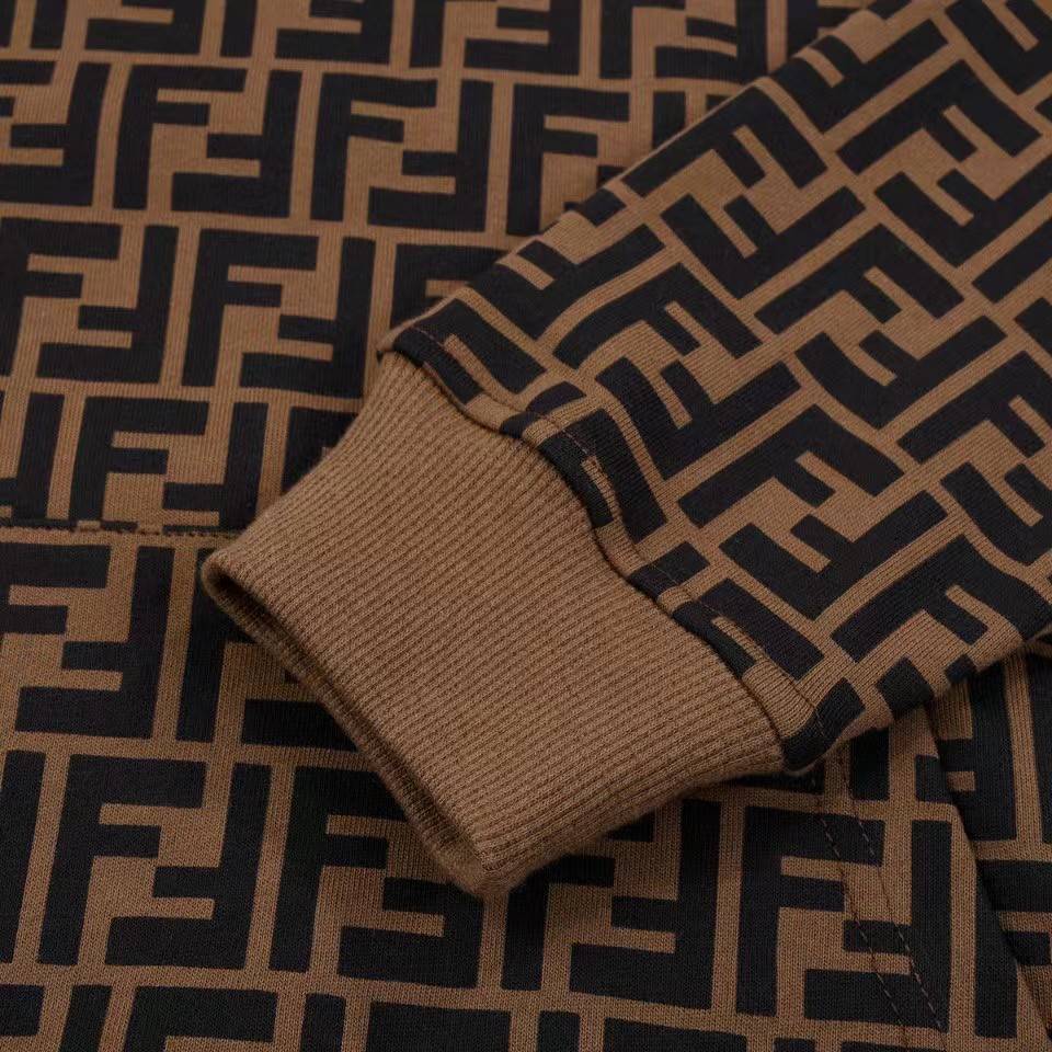 FENDI LOGO SWEATER HOODIE / FENDI Hoodie Brown เกรดออริจินอล มีป้ายแท็กที่คอเสื้อ ใส่ได้ทั้งผู้หญิงผู้ชาย พร้อมส่งที่ไทย ภาพสินค้าถ่ายจากงานขายจริง ใช้งานต่างประเทศได้