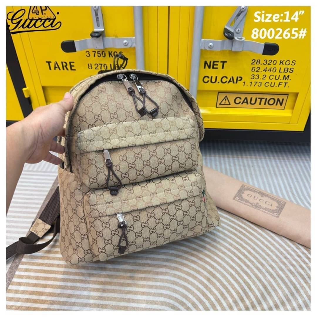GUCCI Medium backpack with GG logo กระเป๋าเป้รุ่นใหม่เปิดตัวบนรันเวย์ Fall Winter 2024 รูปทรงผสมผสานความเรียบหรูและสปอร์ต พื้นหลังแต่งลายนูนพร้อมซับหลัง สะพายได้นานรับน้ำหนักได้ดี