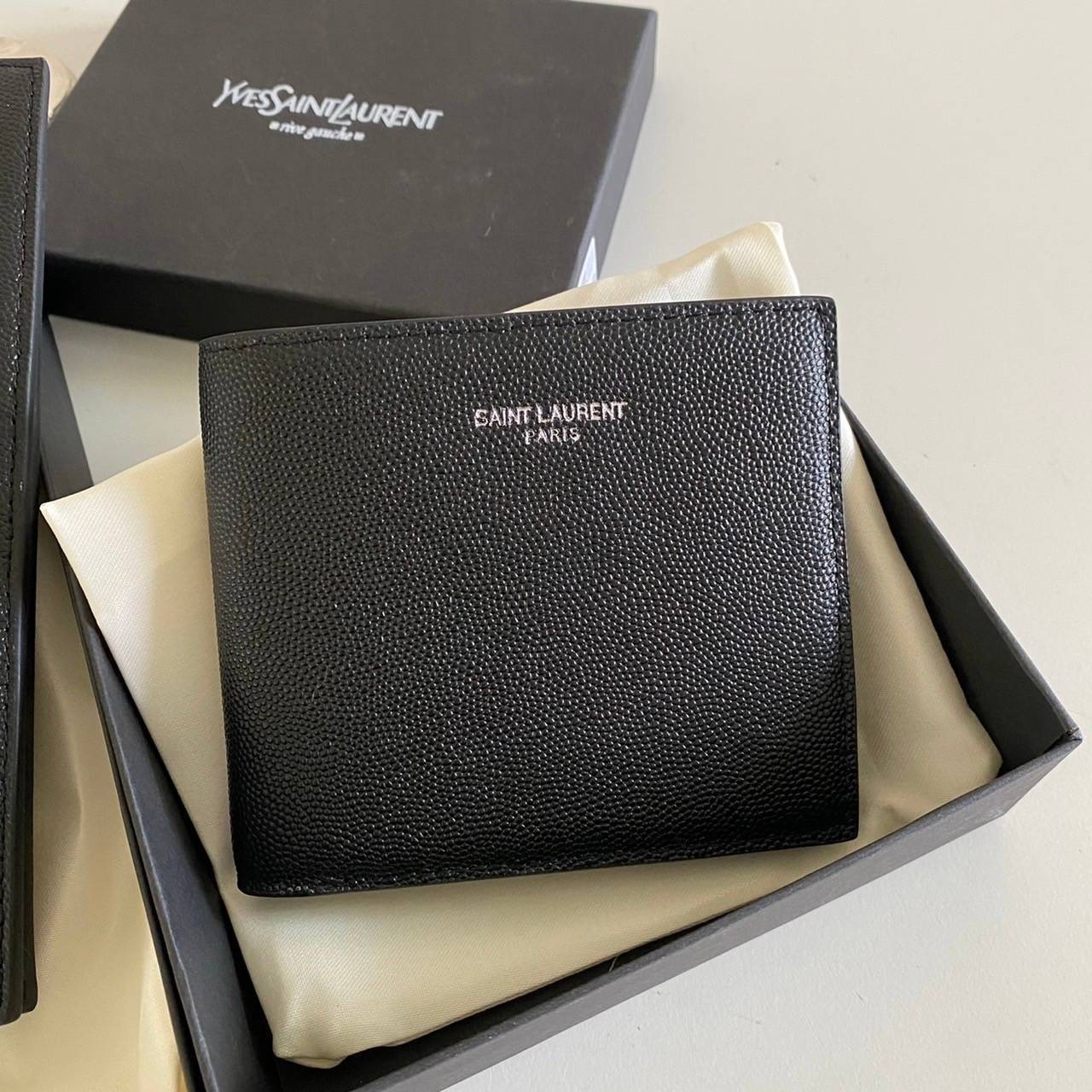 หนังแท้ Yves Saint Laurent YSL Wallet / YSL Long Wallet กระเป๋าสตางค์ผู้ชายใบสั้น/ยาว ใช้งานง่าย เรียบแต่หรู หนังอัดลายคาเวียร์มีช่องใส่การ์ดได้เยอะ งานหนังแท้ทั้งใบ ภาพสินค้าถ่ายจากงานขายจริง ใช้งานต่างประเทศได้