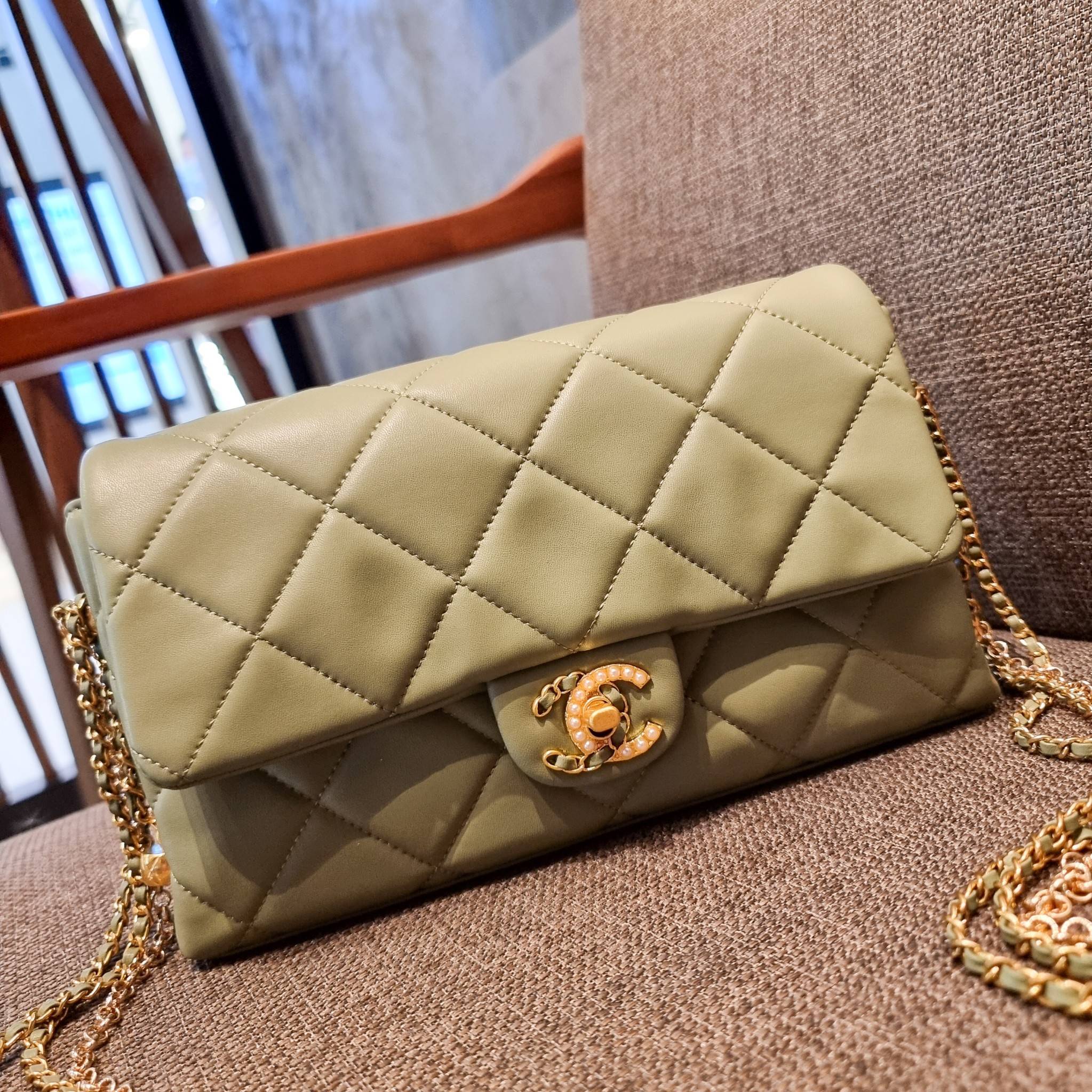 VIP 】สวยหรูพร้อมเสิร์ฟ!! กับไอเท็มสุดเลิฟจาก Chanel กระเป๋าสะพายที่สุดของความคุ้มค่า วัสดุหนังแกะนิ่มเต็มใบ เปิด-ปิดกระเป๋าด้วยตัวบิดล็อค ภายในกระเป๋าบุผ้าสวยหรู มีช่องโล่งกว้างจุของได้สบาย ใส่โทรศัพท์ กระเป๋าสตางค์ได้ มีช่องซิป 1 ช่อง ช่องย่อย 1 ช่อง ดีเ