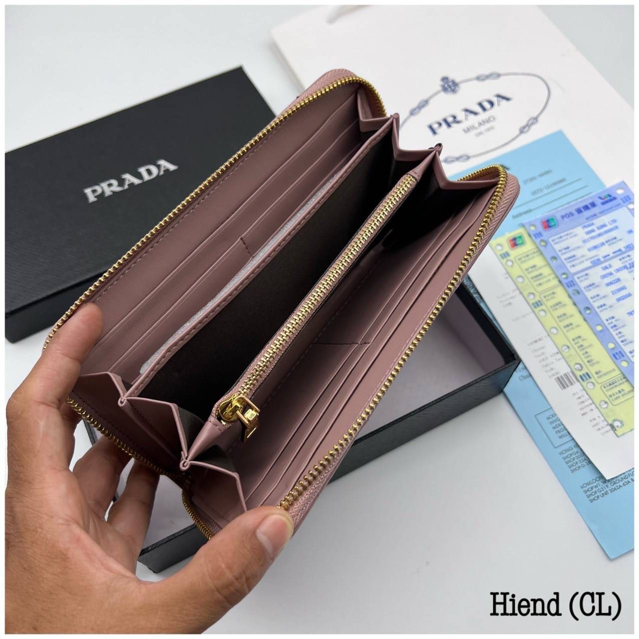 Prada Long Zip Around Wallet กระเป๋าสตางค์ใบยาวซิปรอบ ใช้งานง่าย สวยหรู งานหนังนิ่มฟู ไหล่ทองหรูหรา ด้านในมี 3 ช่องใช้งาน งานจริงคือสวยมาก มาให้สาวๆเลือกใช้กัน 3 โทนสี ราคาดีย์มากกน้าาา สำหรับสาวๆ ที่ต้องการกระเป๋าสวยในราคาสุดคุ้ม!!