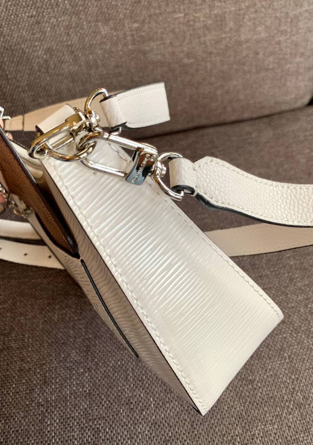 VIP 🥂 LOUIS VUITTON MARELLR EPI LEATHER รุ่นนี้ลายหนังเป็นลายไม้ มีโลโก้แบรนด์แบบฉลุด้านหน้า มาพร้อมกระเป๋าใบลูกแบบซิปจัดเก็บได้ตรงช่องด้านหน้า สามารถถอดออกแยกใช้งานได้ต่างหากนะคะ เปิดปิดกระเป๋าแบบซิป ภายในโล่ง สามารถใส่กระเป๋าเงินใบยาวได้;ของจุกจ