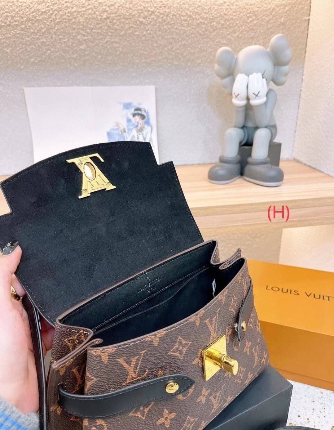 LV Cluny Monogram กระเป๋าสะพายหนังลายโมโนแกรมเปิดหน้า เป็นอีกทรงที่ขายดีมากเพราะใช้งานง่ายใช้ได้อเนกประสงค์ ด้านในกว้าง งานใช้สลับขึ้นแบบจากงานจริงเป๊ะเที่ยบเท่า แรร์ไอเท็มที่สาวๆต้องมี! มีหูจับในตัวและสายครอสบอดี้มาให้ ใช้งานง่าย เหมาะกับทุกสไตล์การแต่งต