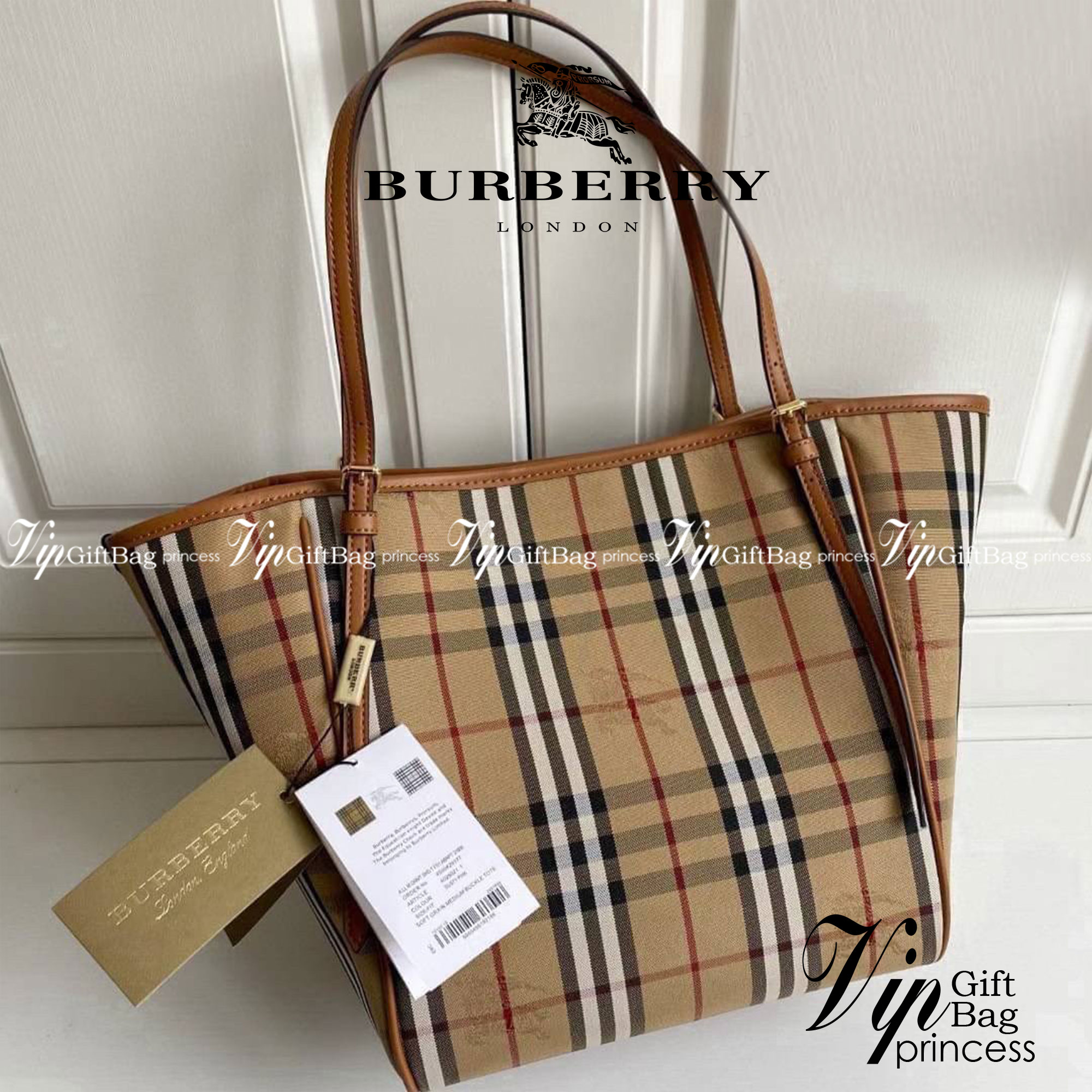 BURBERRY TOTE VINTAGE BAG VIP GIFT WITH PURCHASE (GWP) พรีเมี่ยมกิ๊ฟ Limited Edition จากBURBERRY วัสดุหนังCANVASสลับหนัง เปิดปิดด้วยกระดุมแม่เหล็ก ภายในมีช่องใส่ของโล่งกว้าง พร้อมช่องซิปอีกหนึ่งช่อง สามารถใส่มือถือ ipad ของจุกจิกได้ อีกด้านใส่ของพร้อมหยิบ
