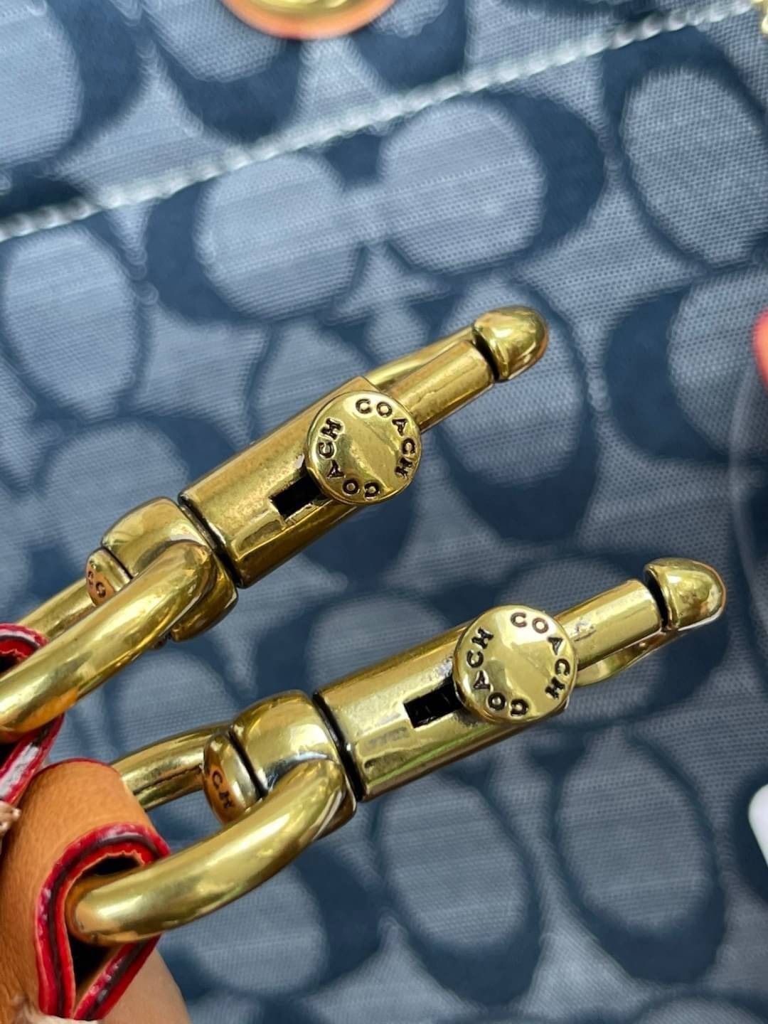 COACH Tote 22 In Signature Chambray หากคุณกำลังมองหากระเป๋าที่มีดีไซน์แปลกตา ไม่ค่อยเหมือนที่พบเห็นทั่วไป