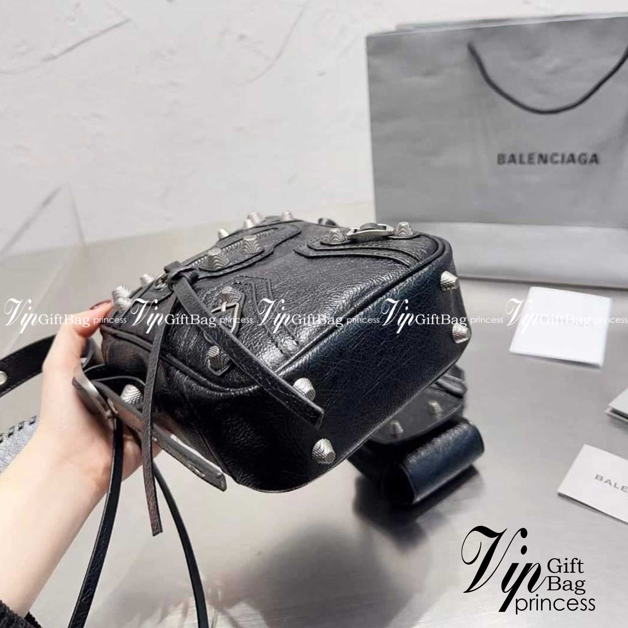 BALENCIAGA Le Cagole Men Crossbody Bag in Black / BALENCIAGA Messenger Bag กระเป๋าสะพายเท่ๆ คลาสสิกแบล็ค หนุ่มๆ หรือสาวเท่ ห้ามพลาดเชียวค่ะ ภาพถ่ายจากงานขายจริง ใช้งานต่างประเทศได้